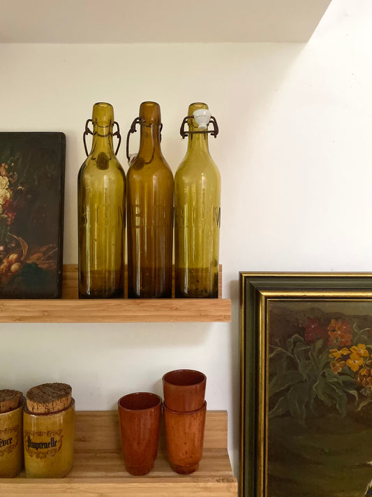 Bouteilles anciennes en verre teinté
