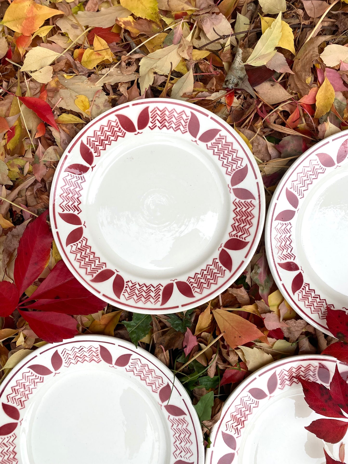 Assiettes à dessert en faïence ancienne