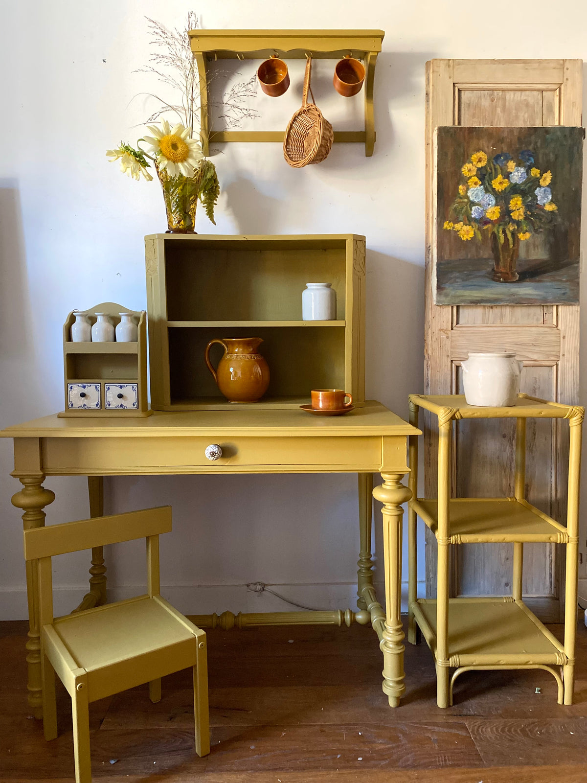 Étagère murale rustique, bois peint ocre moutarde