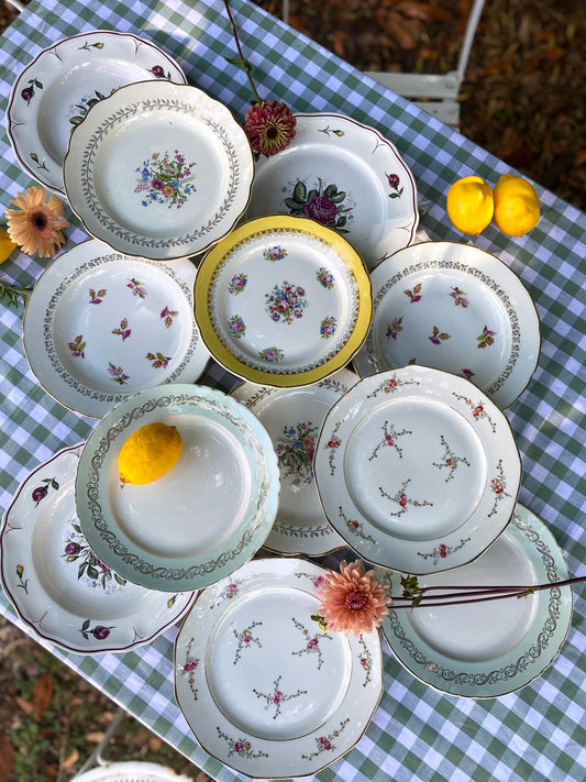 Douze assiettes anciennes en faïence et porcelaine, service dépareillé
