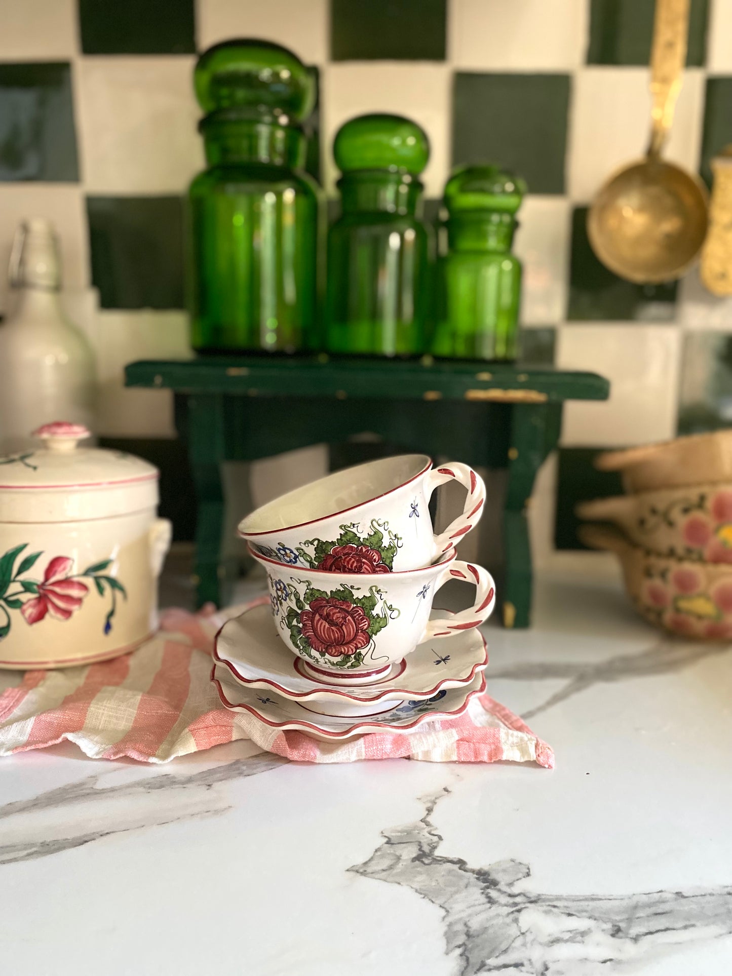 Duo de tasses en faïence ancienne
