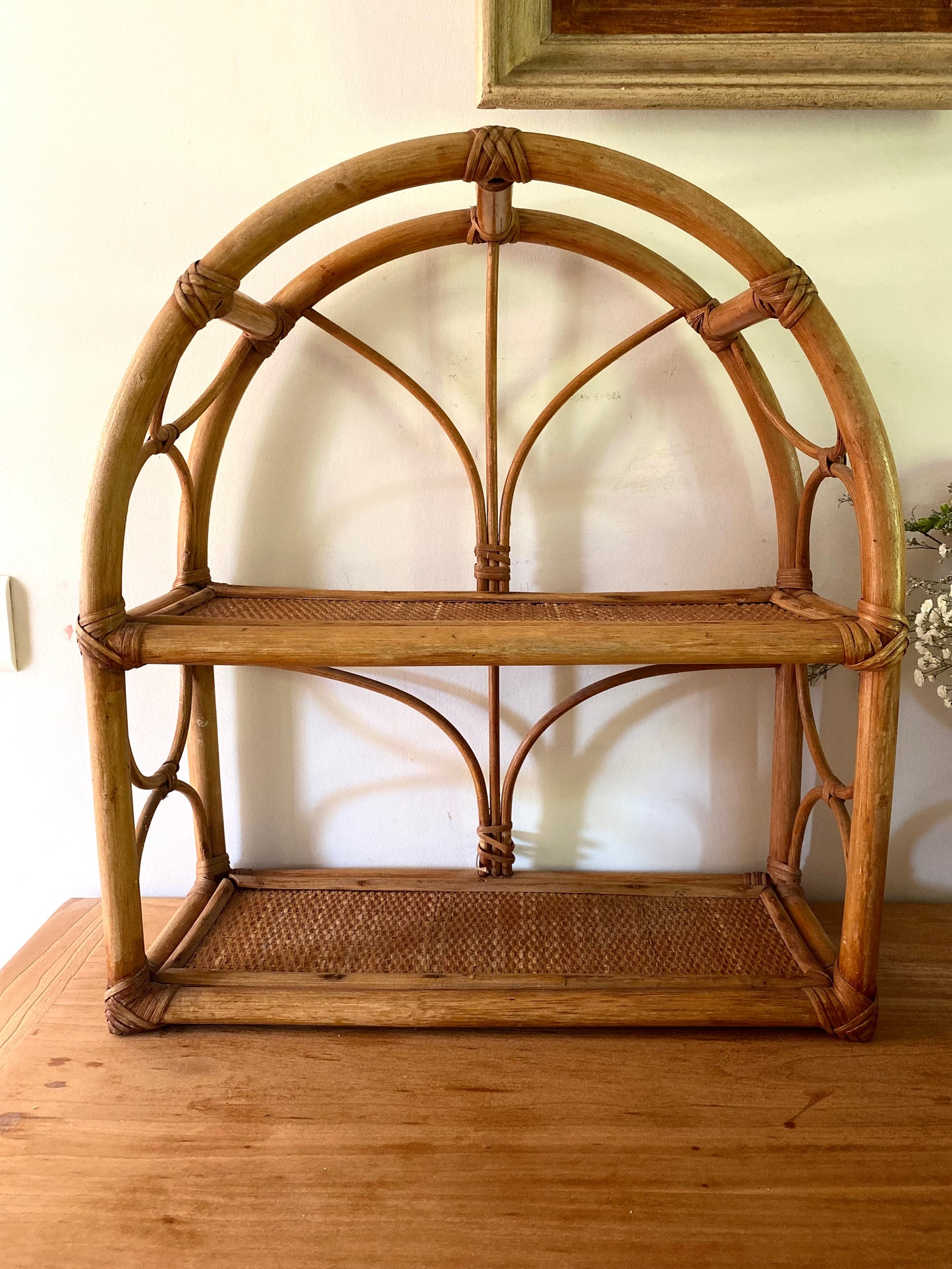Étagère "Arche" en Rotin & Cannage – Vintage 1970