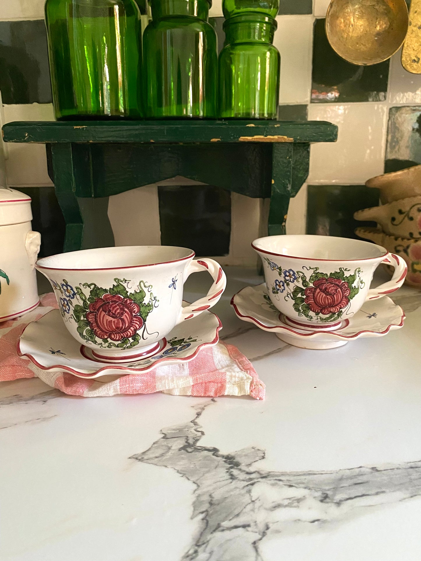 Duo de tasses en faïence ancienne