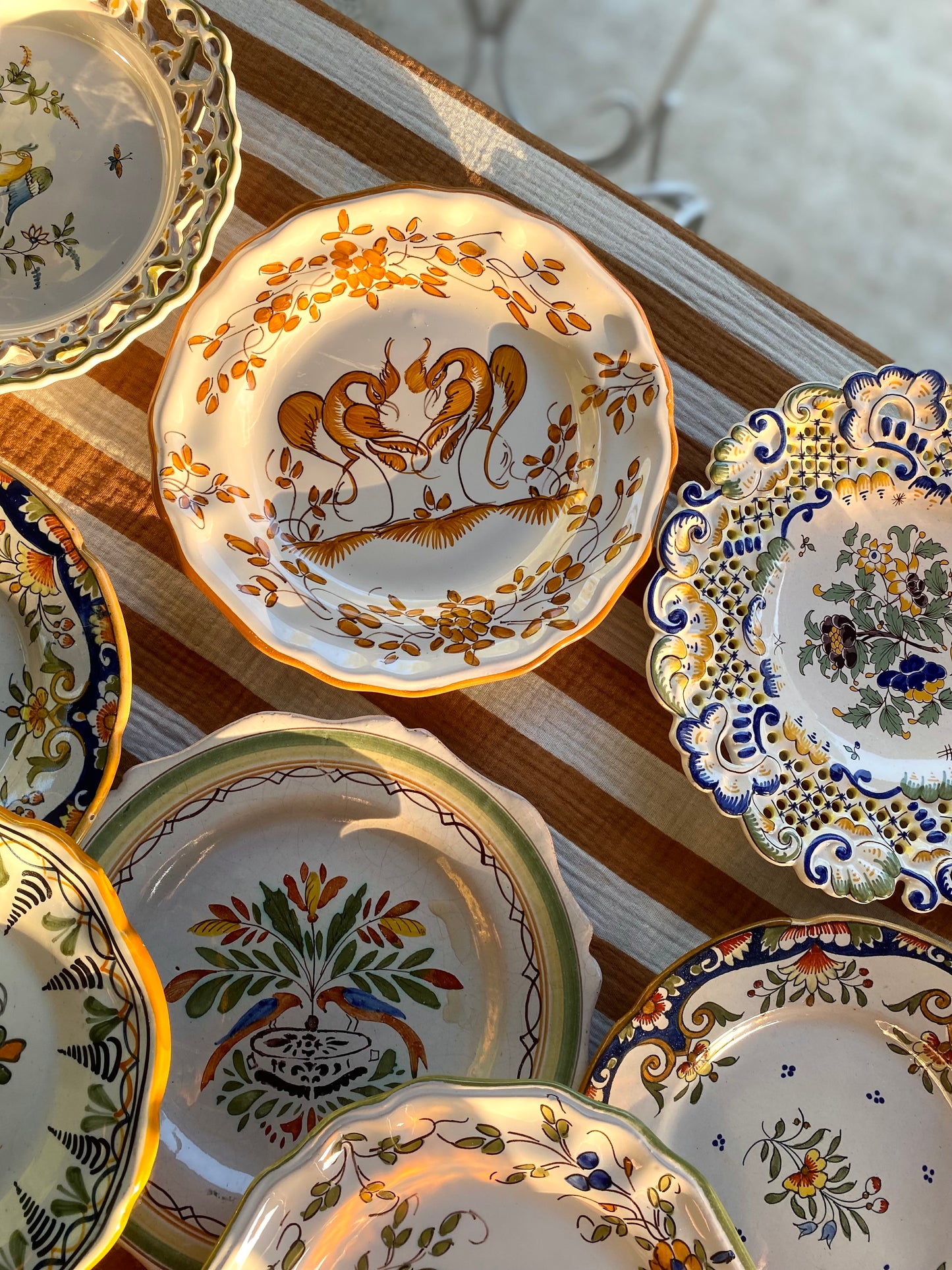Service dépareillé de 11 assiettes en faïence peinte à la main
