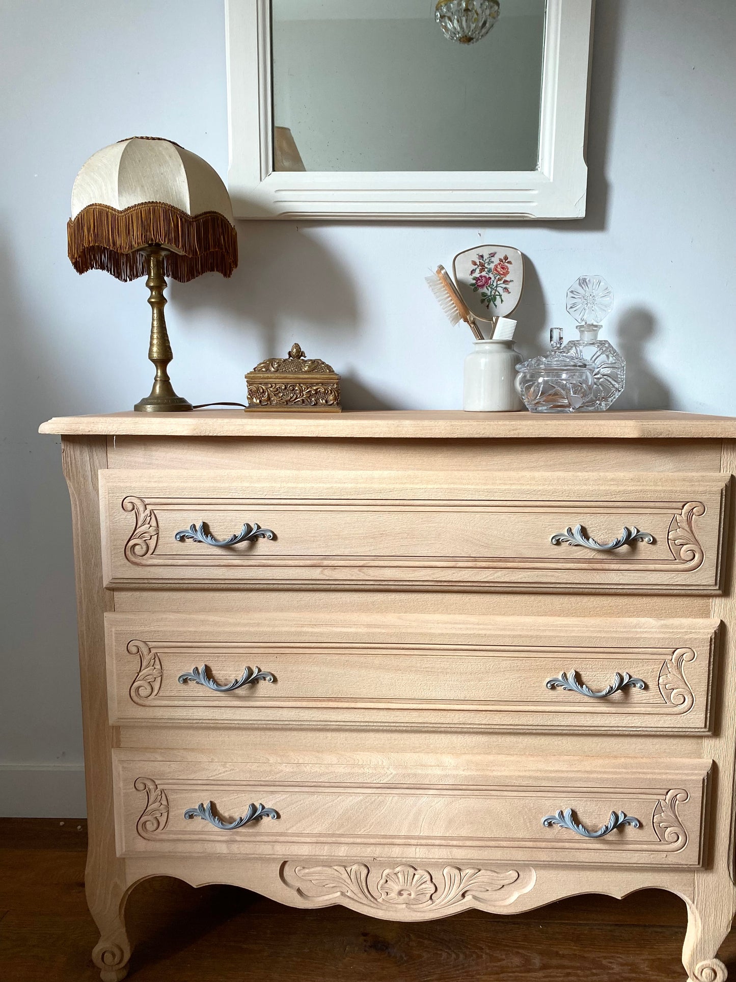 Commode de style à trois tiroirs en bois ancien rénové