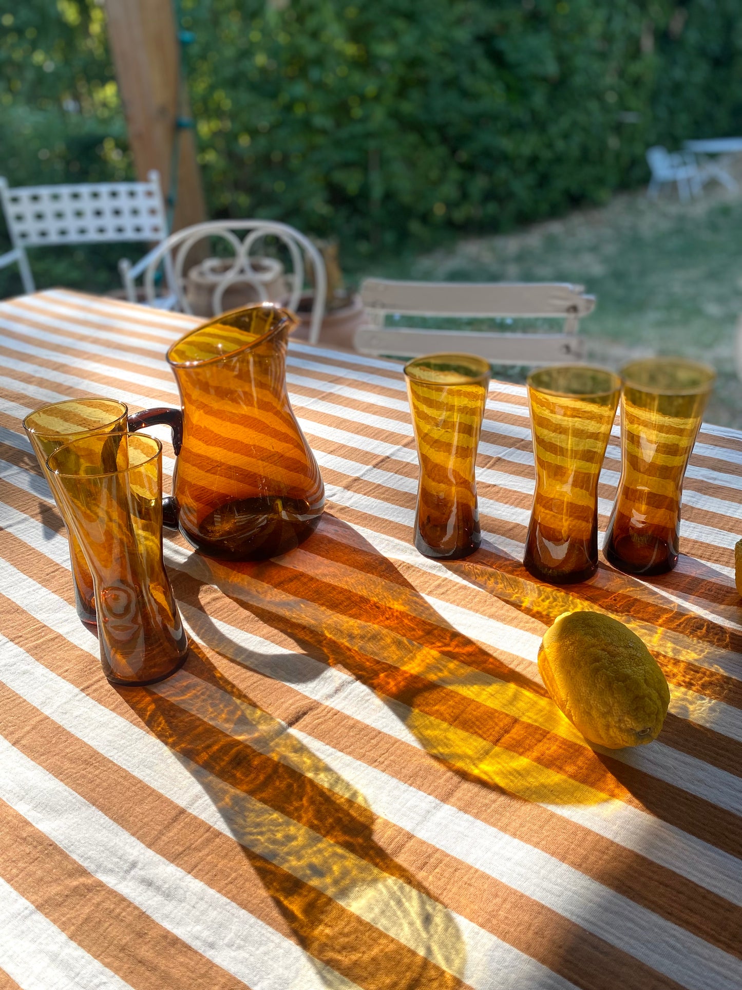 Service à orangeade vintage — pichet et 5 verres en verre soufflé ambré