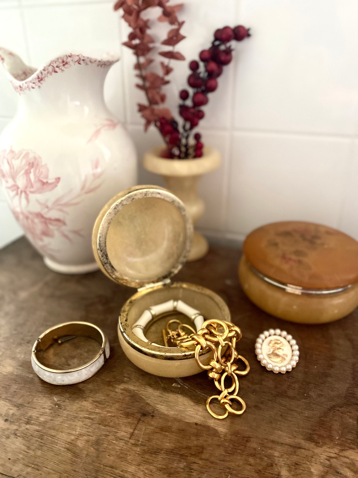 Alice/ Boîte à bijoux en albâtre