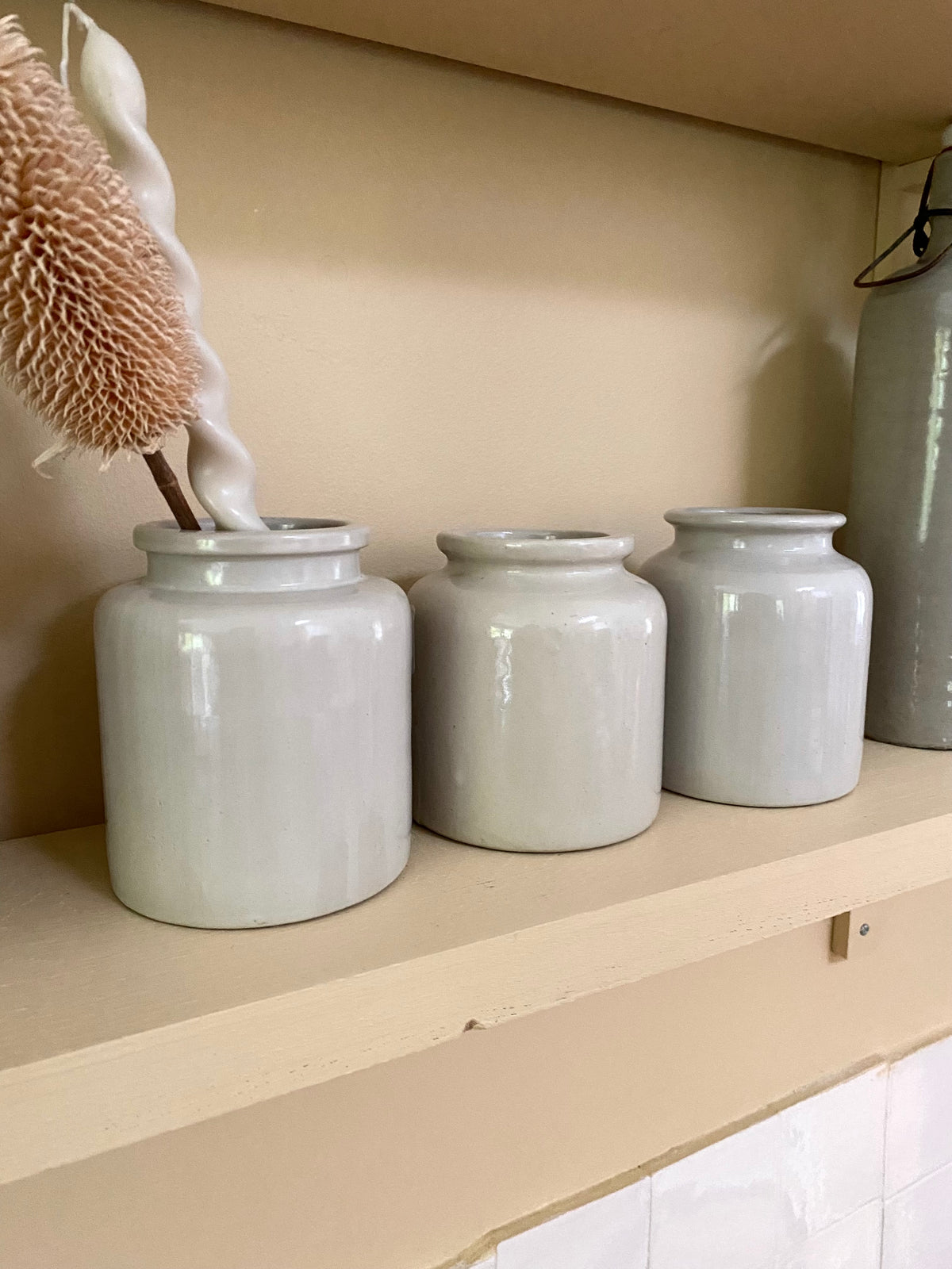 Lot de 3 pots à moutarde en grès émaillé blanc, début XXe