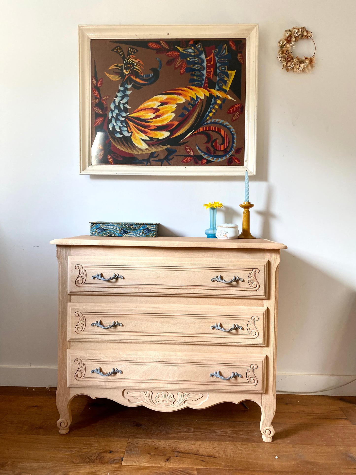 Commode de style à trois tiroirs en bois ancien rénové