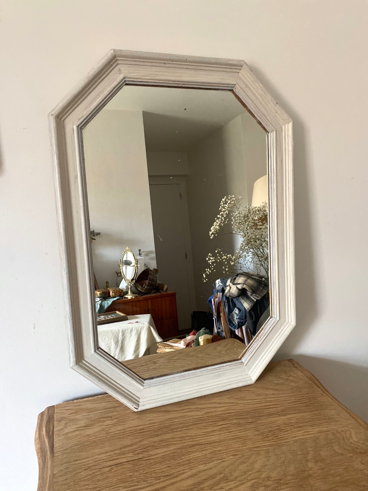 Miroir ancien en bois blanc patiné