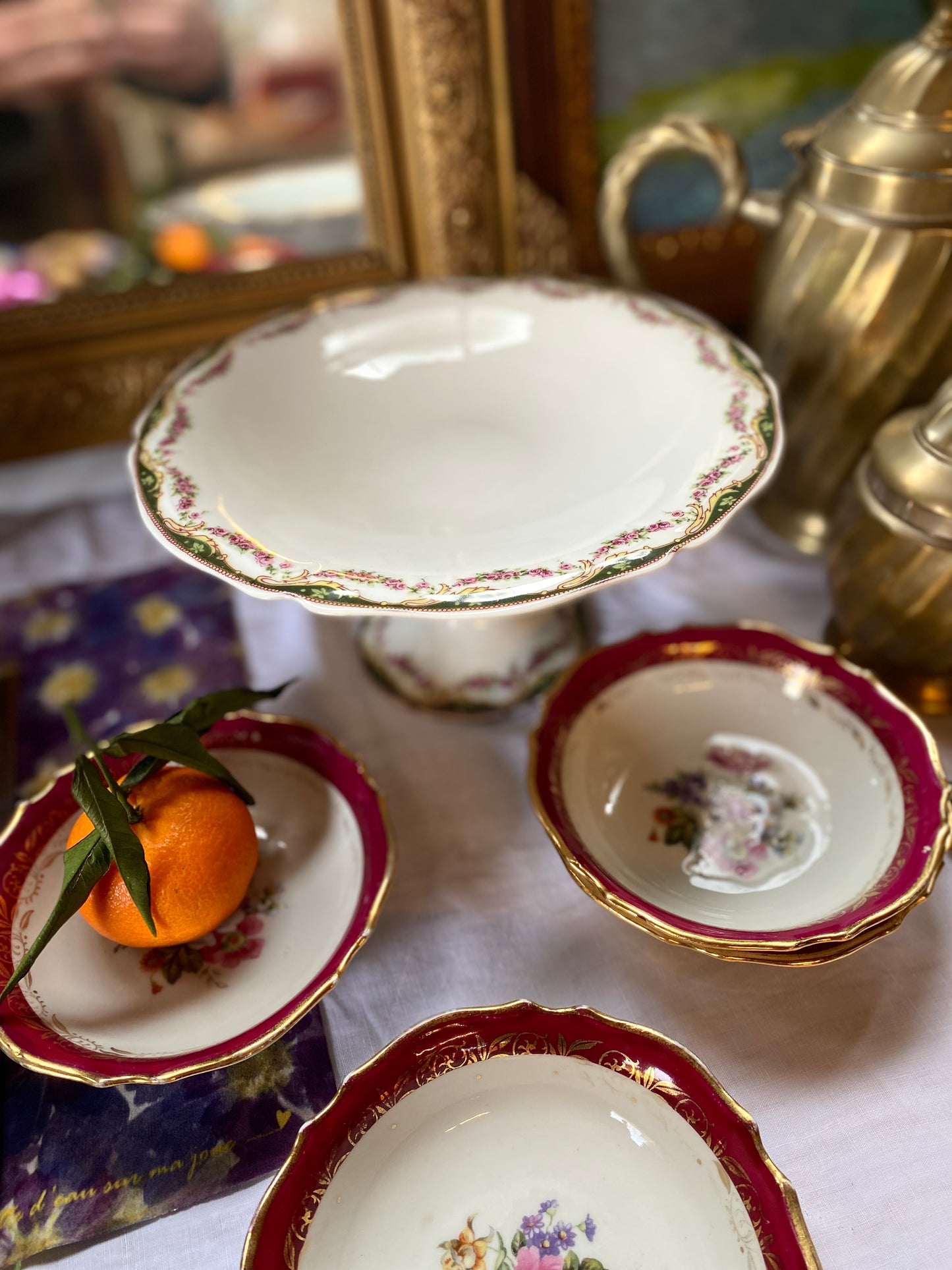 Plat sur pied en faïence ancienne