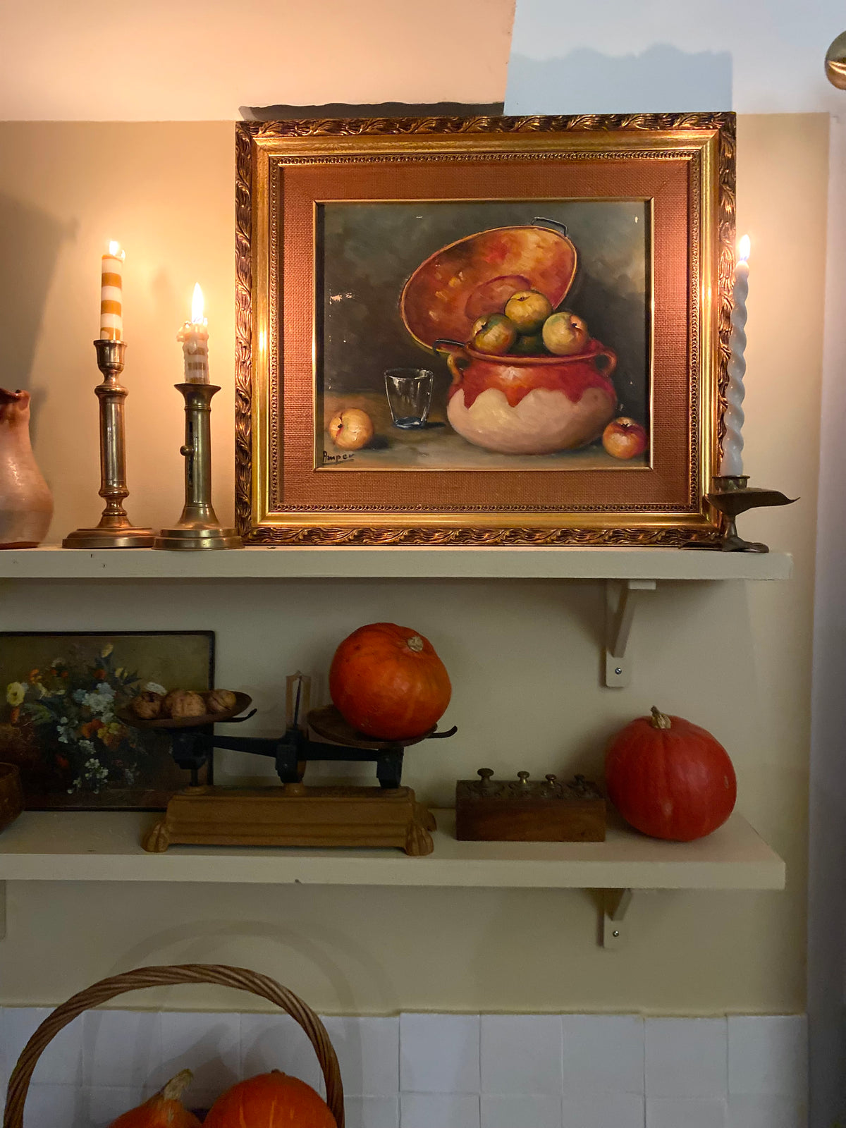 Nature morte aux pommes et chaudron de cuivre, huile sur toile milieu du XXe siècle.