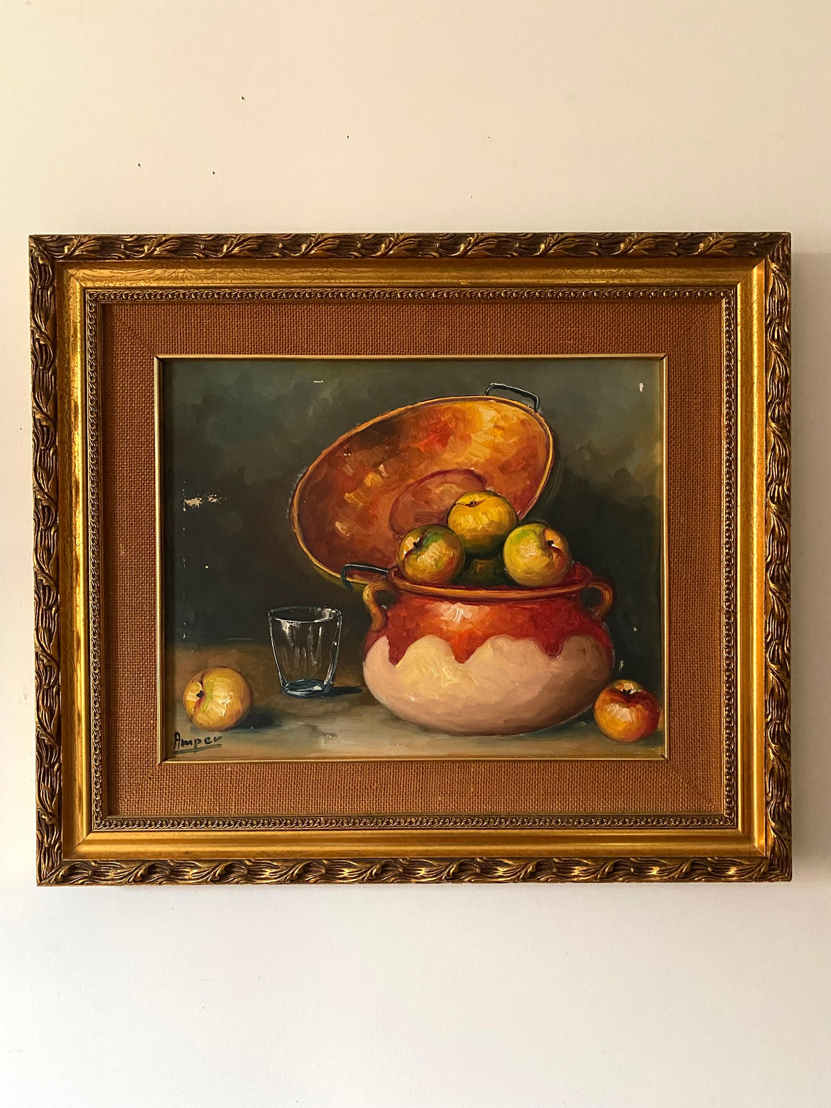 Nature morte aux pommes et chaudron de cuivre, huile sur toile milieu du XXe siècle.