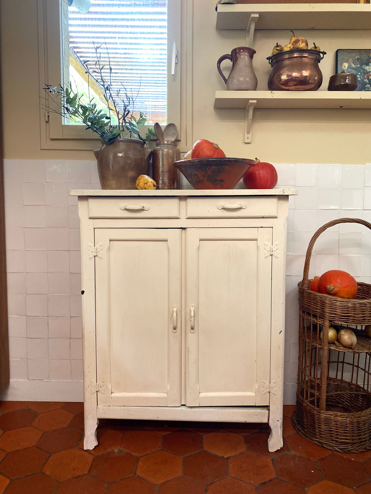 Petit buffet bas crème deux portes et deux tiroirs, début XXe