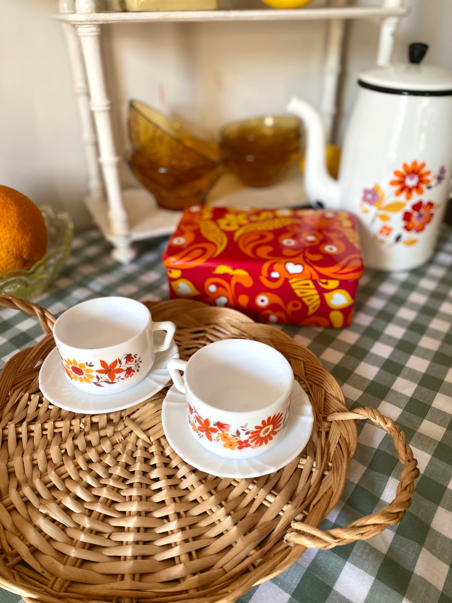 Duo de tasses Arcopal vintage + boîte en métal à motifs rétro