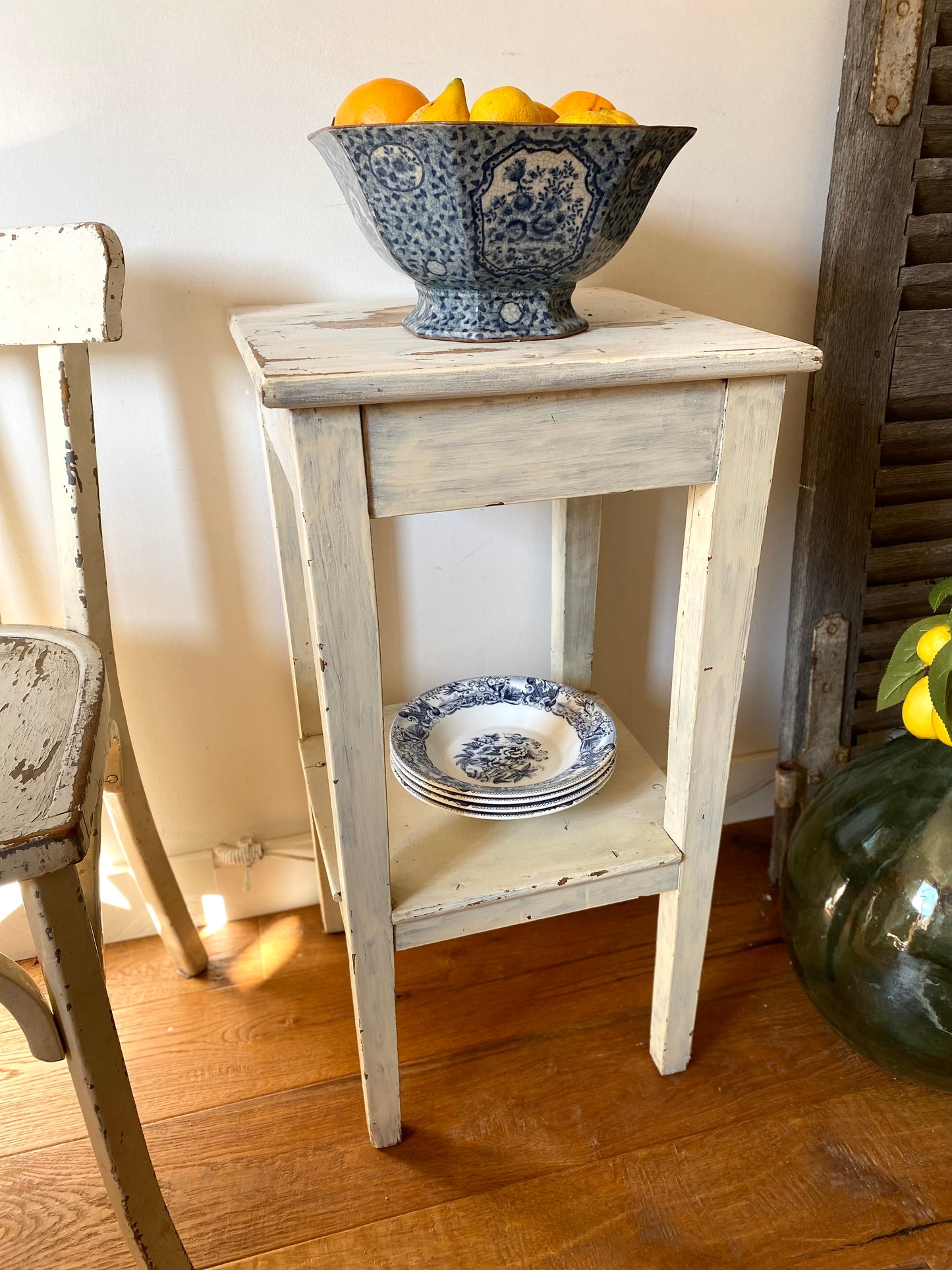 Table d’appoint en bois ancien patiné