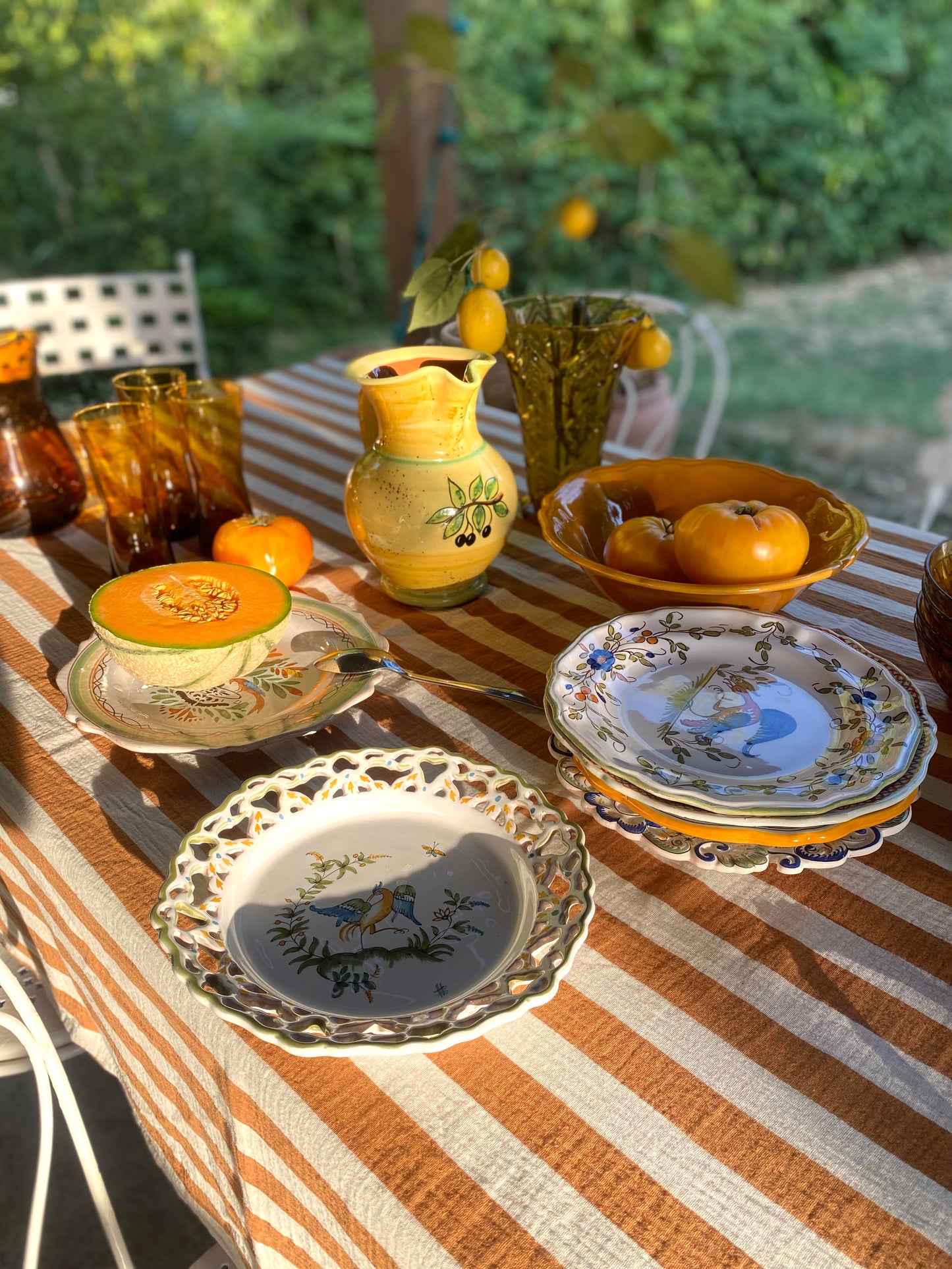 Pichet ancien en faïence jaune, décor peint main