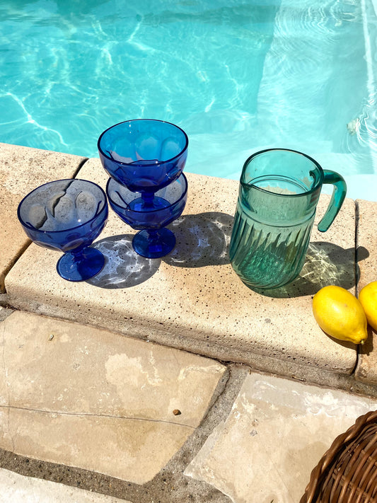 Ensemble vintage verre soufflé — coupes bleues et pichet turquoise