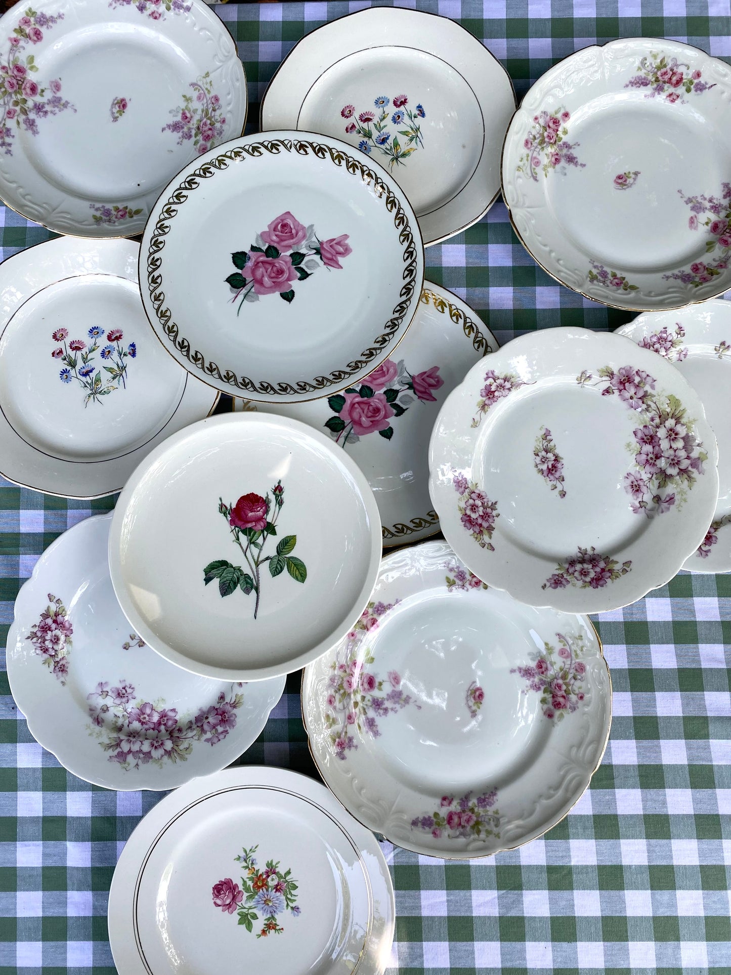 Lot de 12 assiettes anciennes en faïence dépareillées
