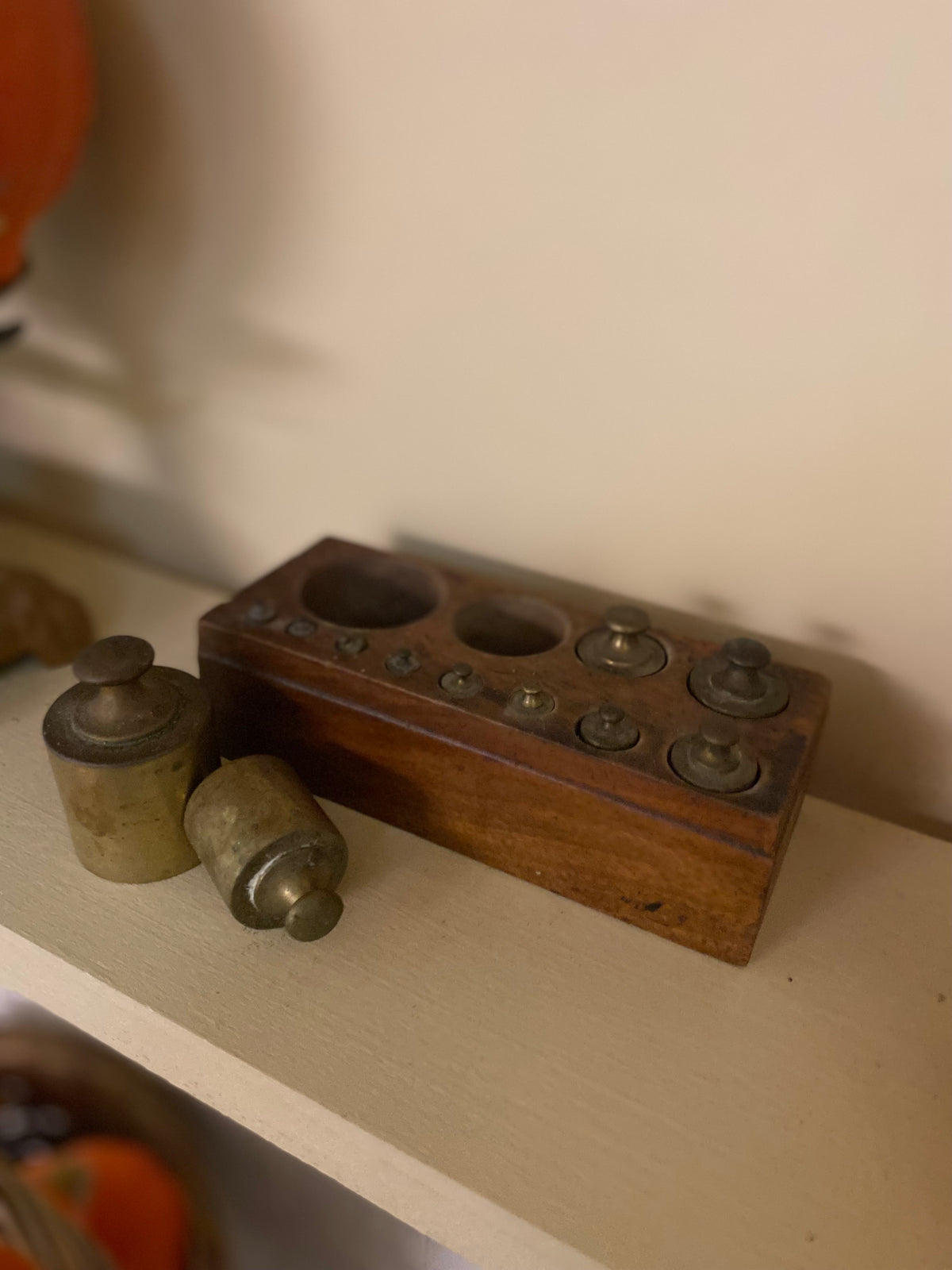 Série de poids de balance en laiton et son bloc en bois fin XIXe