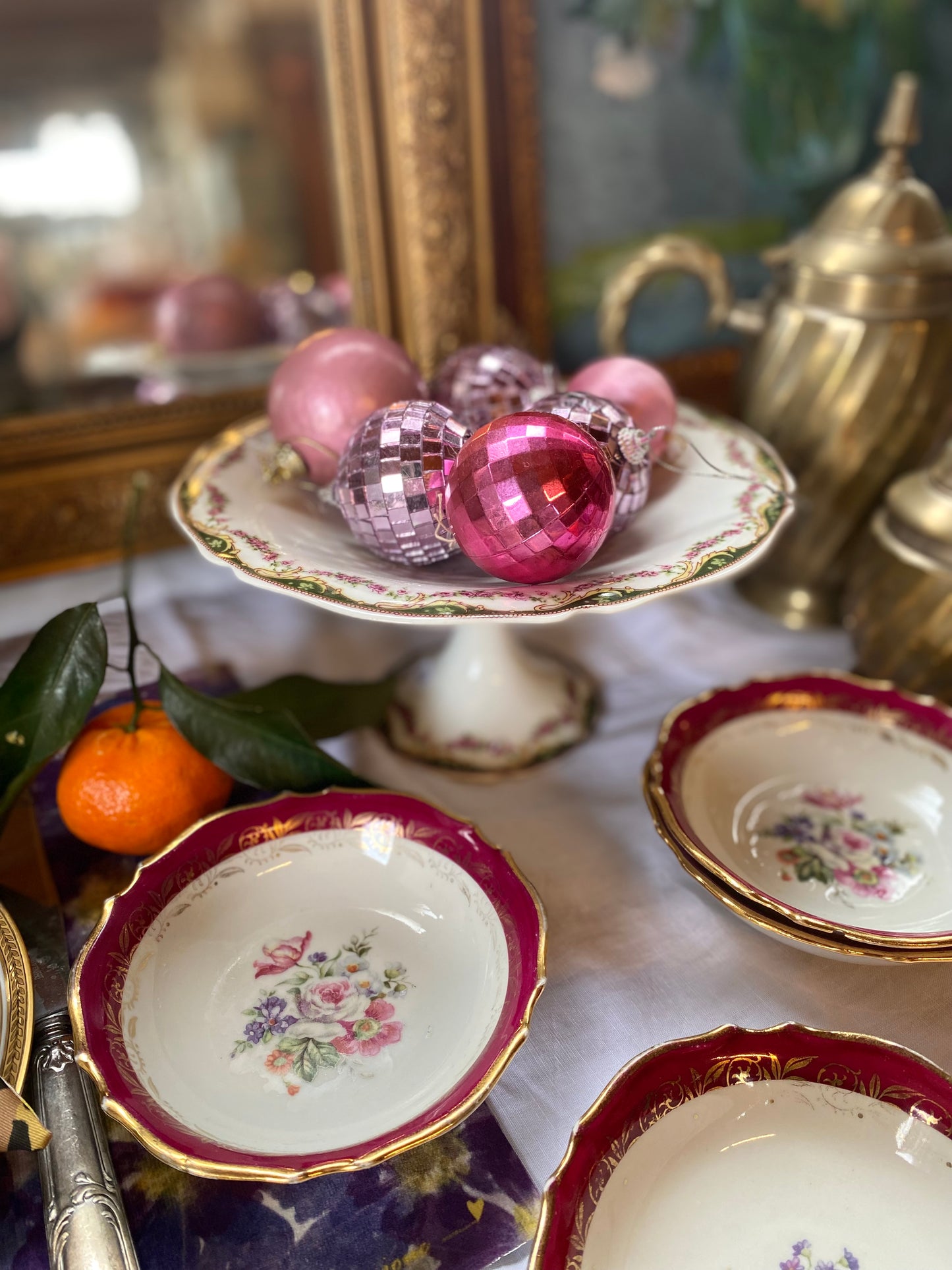 Plat sur pied en faïence ancienne