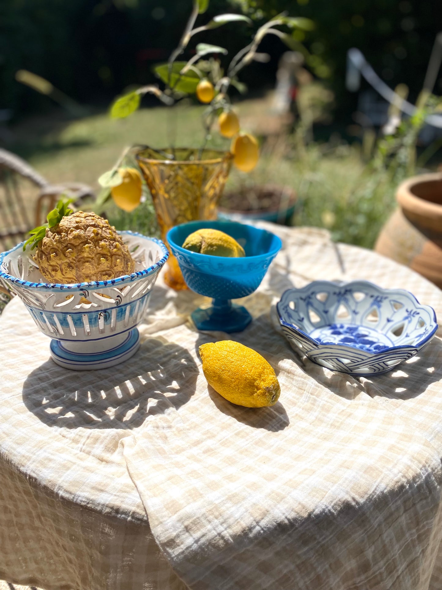 Corbeille à fruits ajourée en faïence vintage