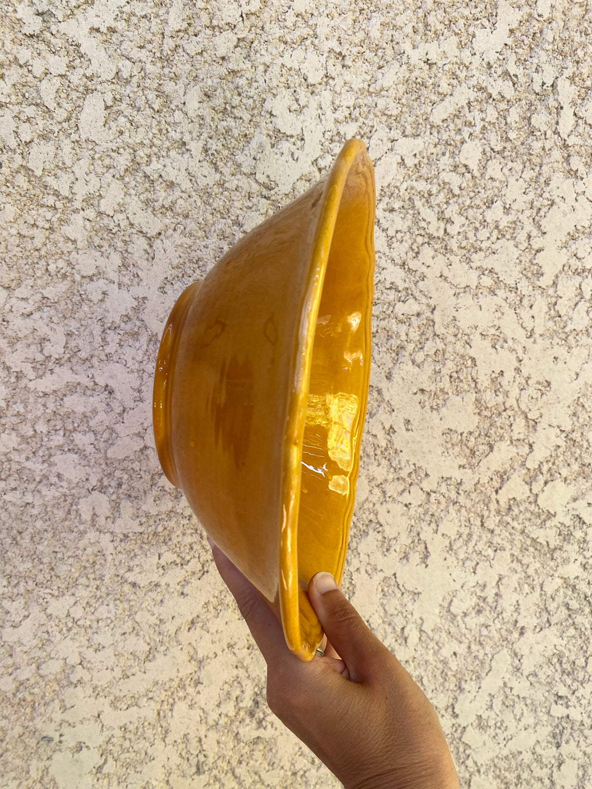 Saladier en céramique jaune moutarde, bord festonné — 1970