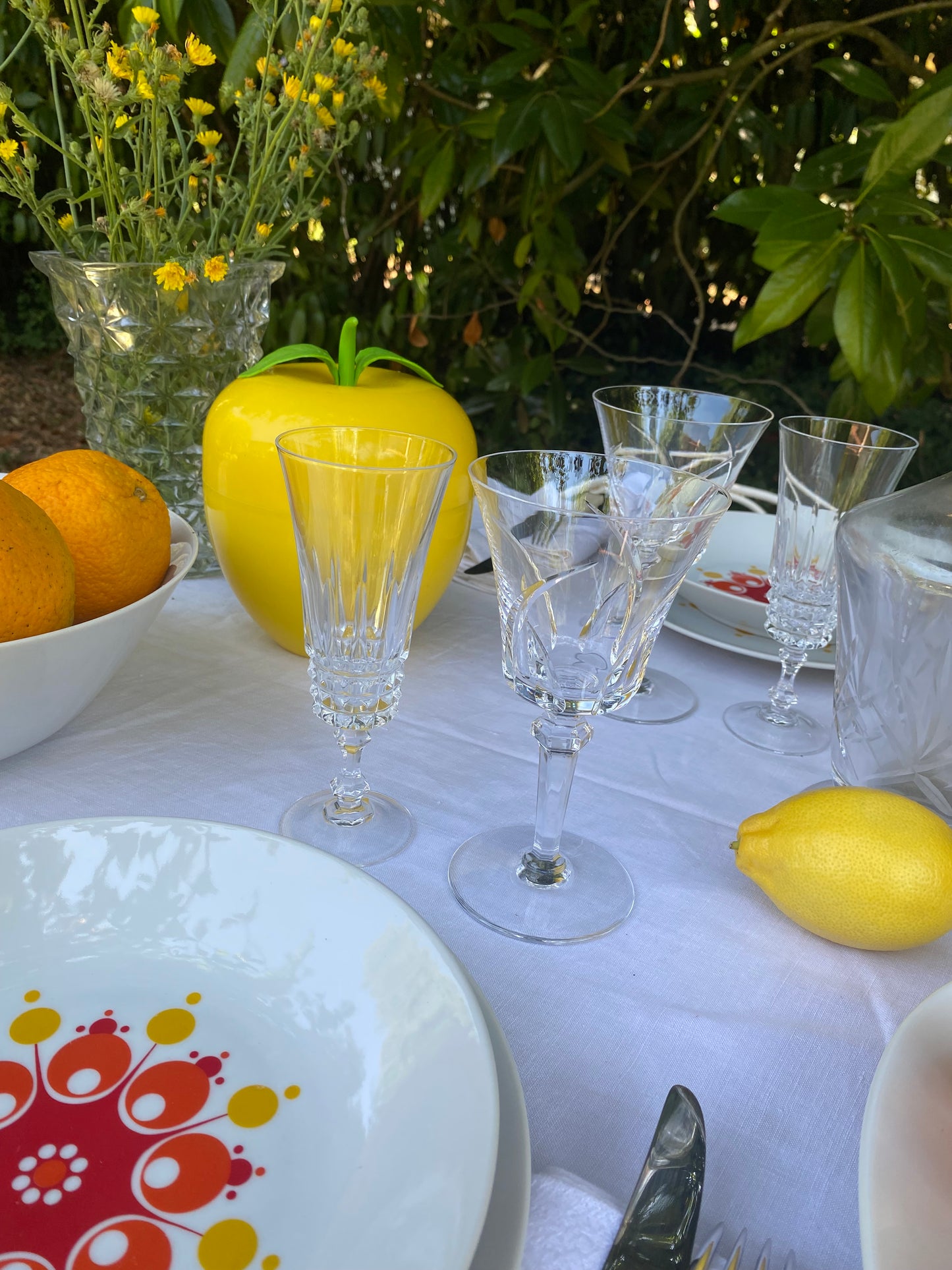 Service de 8 grands verres à vin en cristal taillé