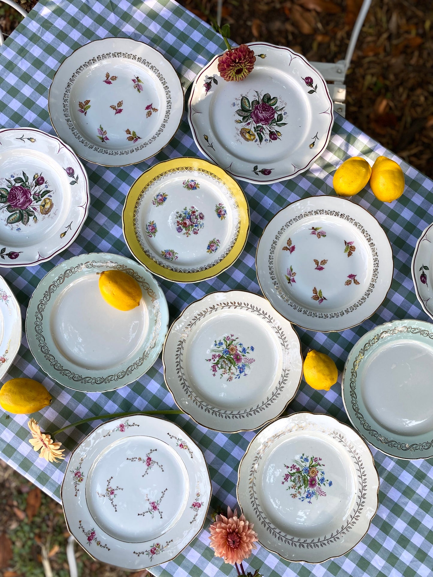 Douze assiettes anciennes en faïence et porcelaine, service dépareillé
