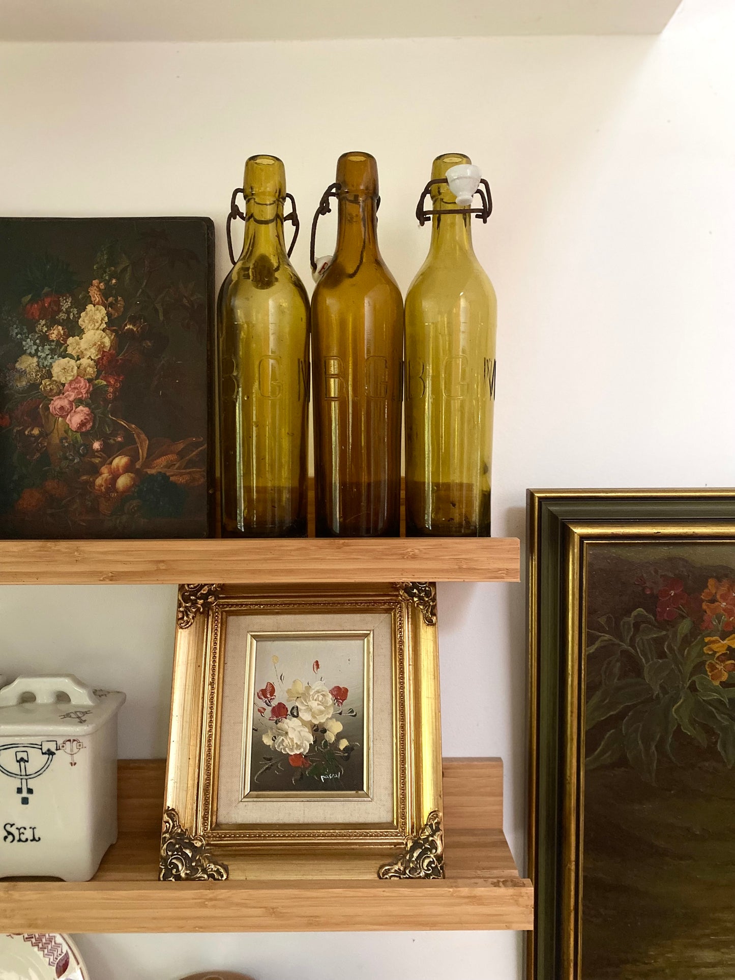 Bouteilles anciennes en verre teinté