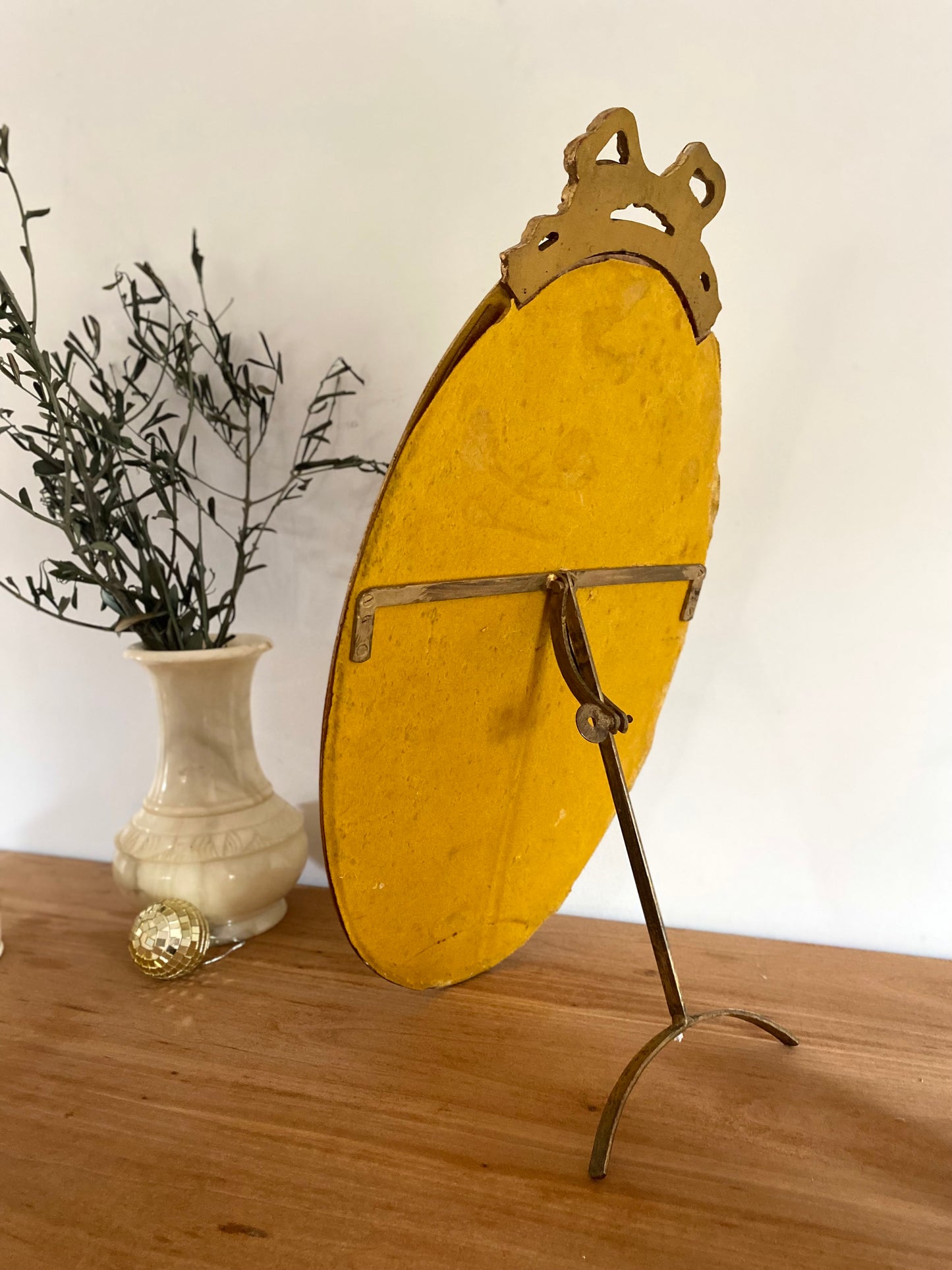 Miroir ovale sur pied du XIXe siècle.