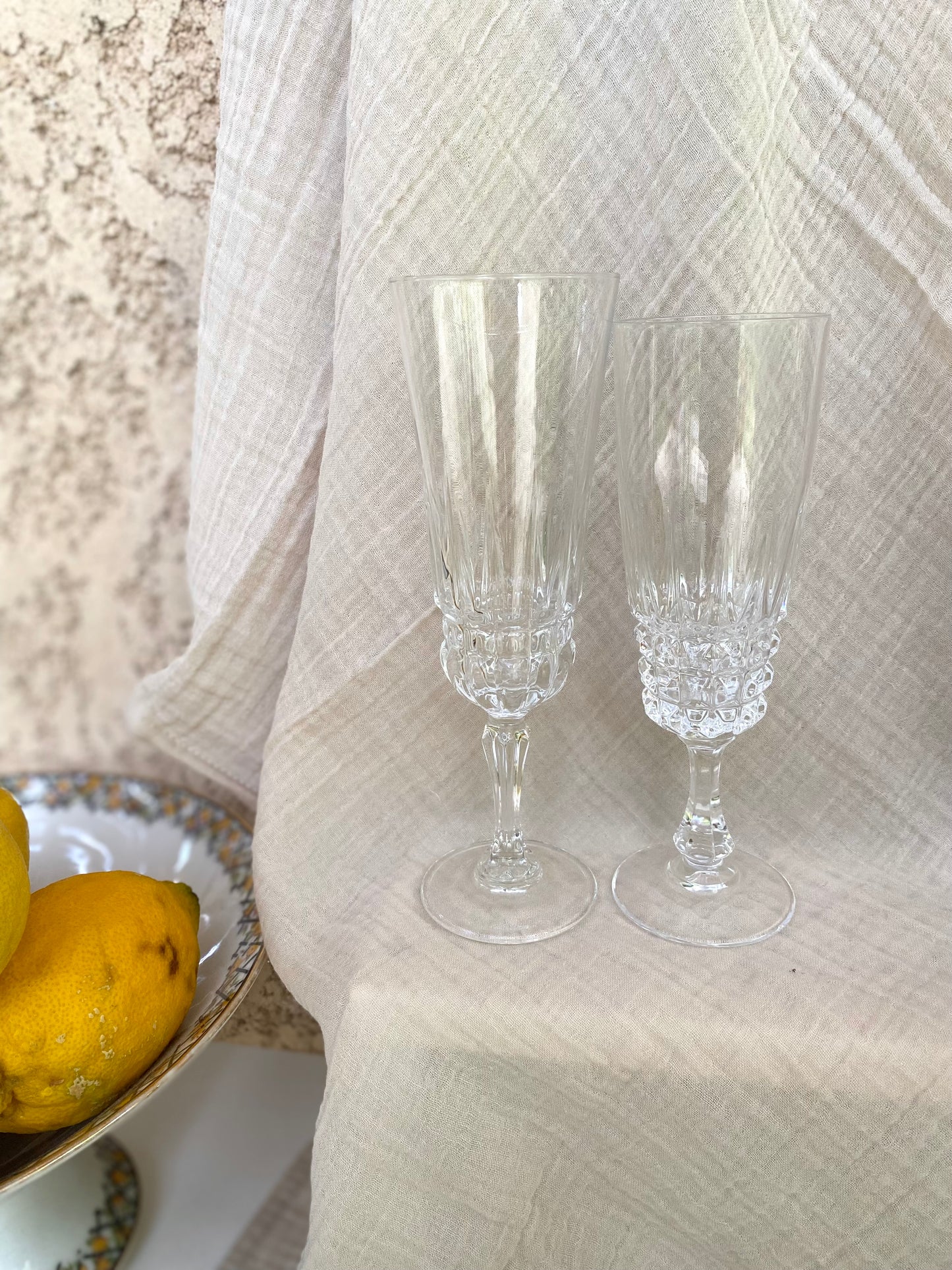 Service de 9 flûtes à champagne dépareillées, verre et cristal taillé