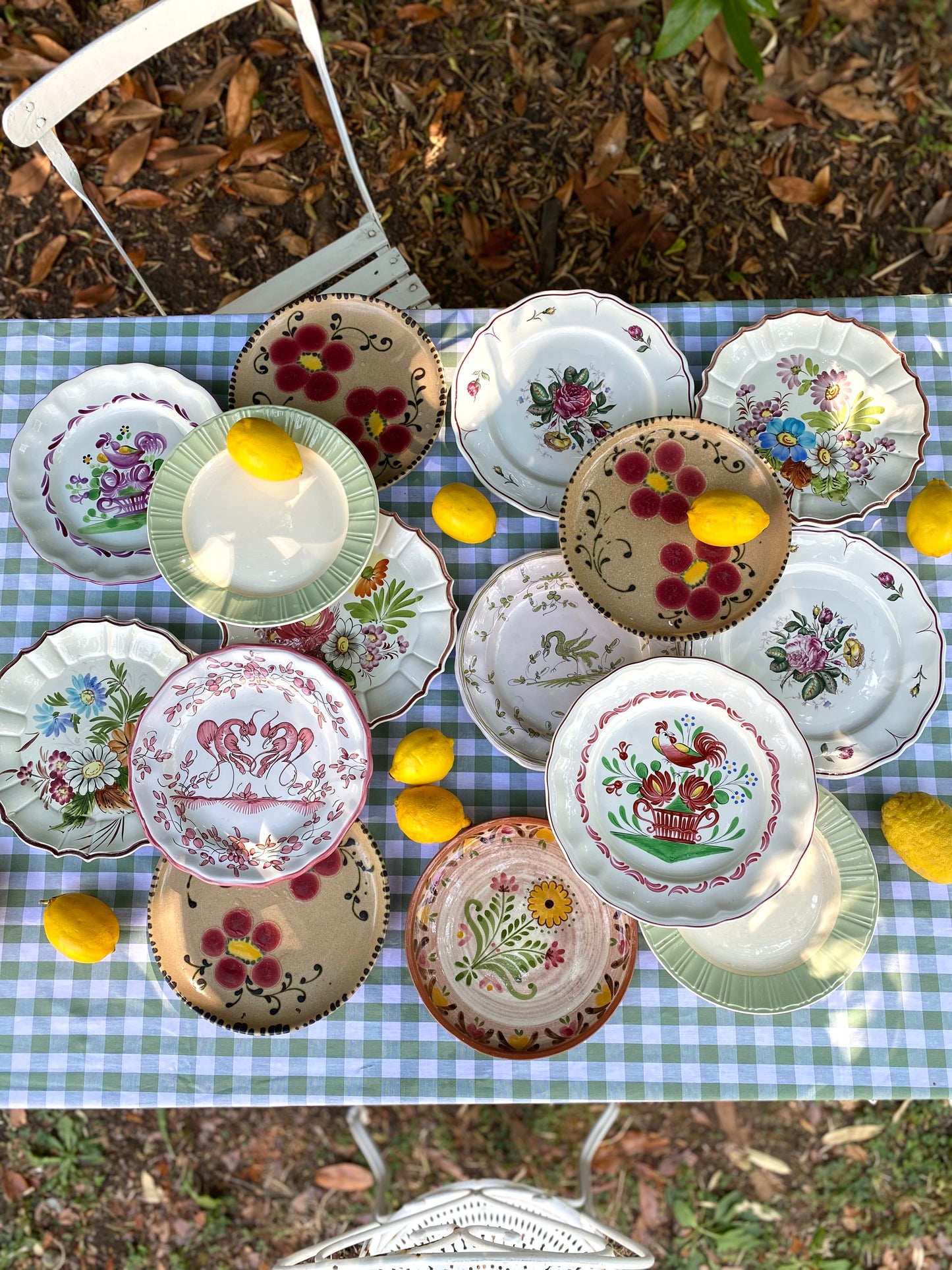 Exceptionnel ensemble de 15 grandes assiettes dépareillées