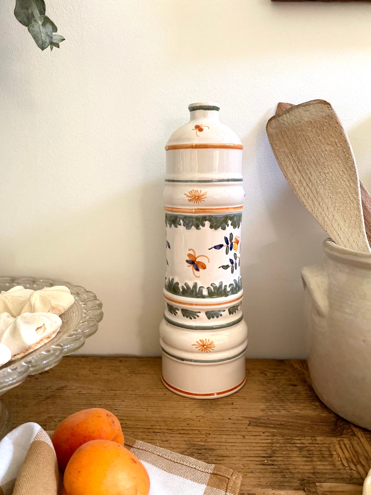 Bouteille décorative en céramique ancienne