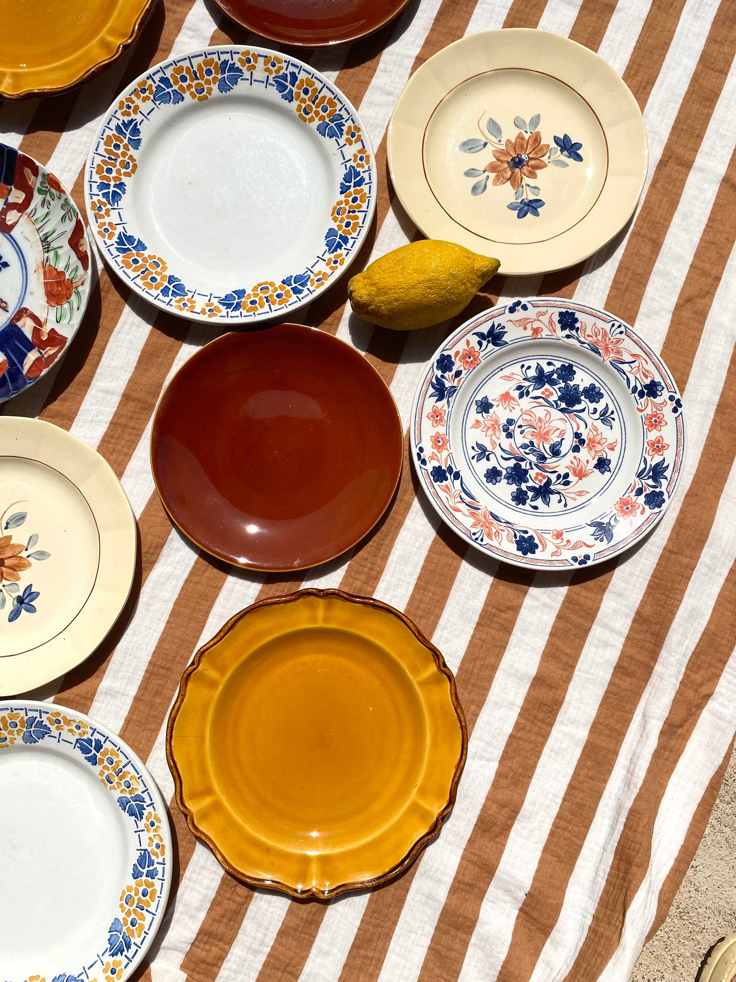 Ensemble de 12 assiettes anciennes dépareillées
