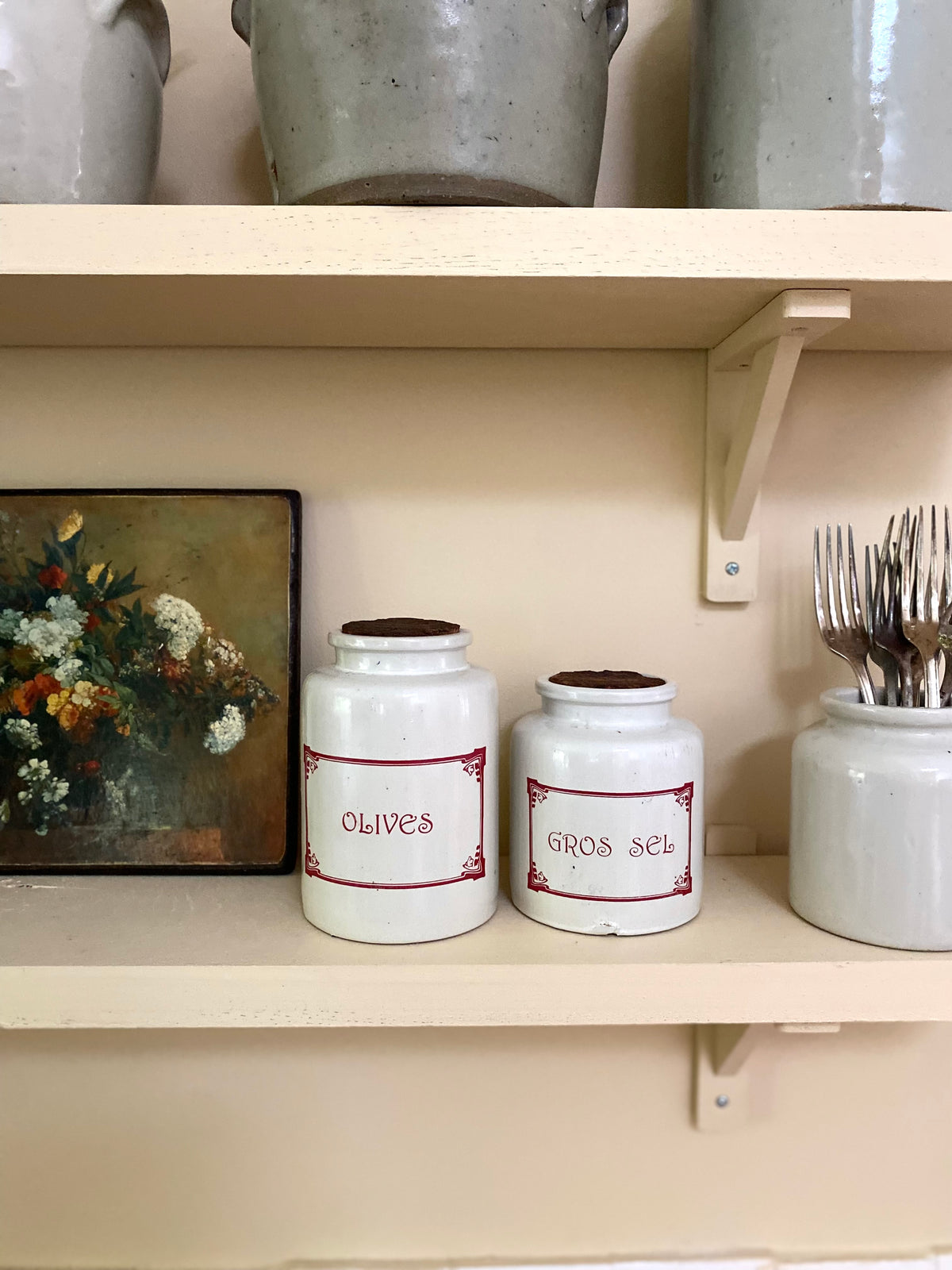 Paire de pots en grès blanc « Olives » et « Gros sel », décor rouge Art nouveau