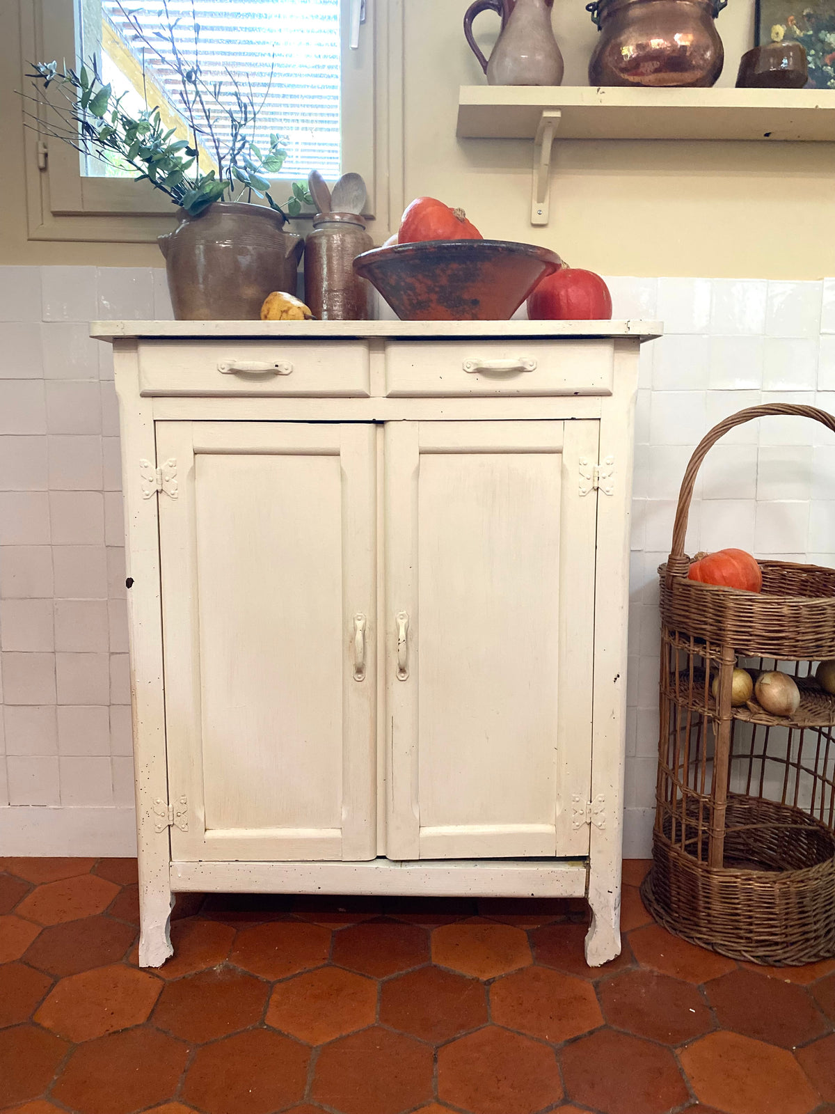 Petit buffet bas crème deux portes et deux tiroirs, début XXe