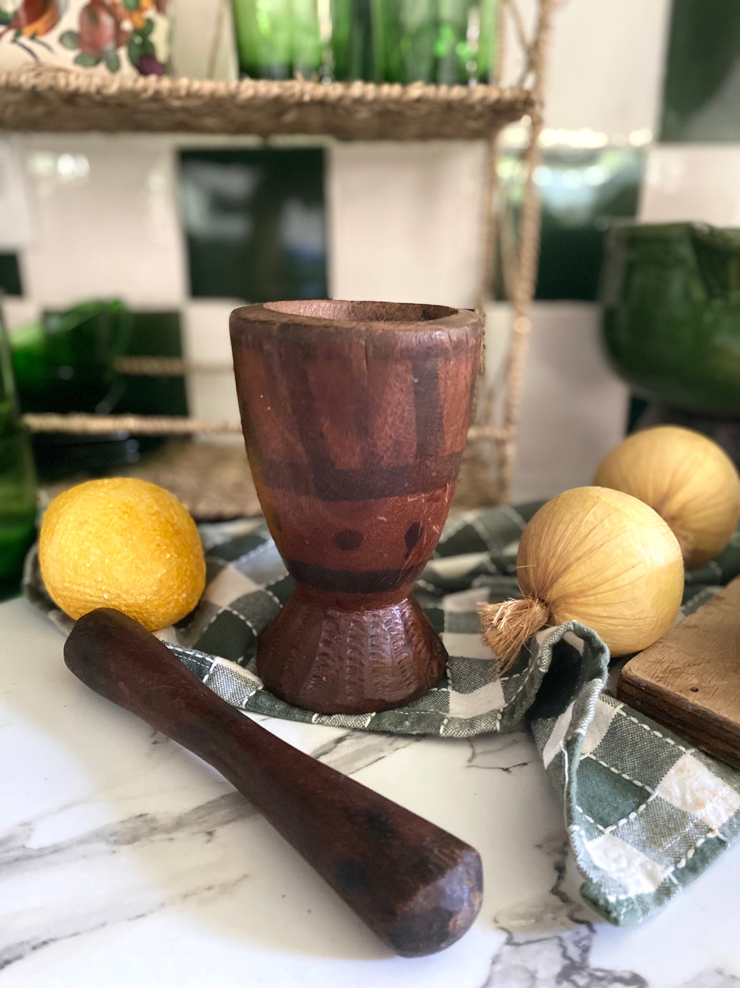 Mortier et pilon en bois sculpté