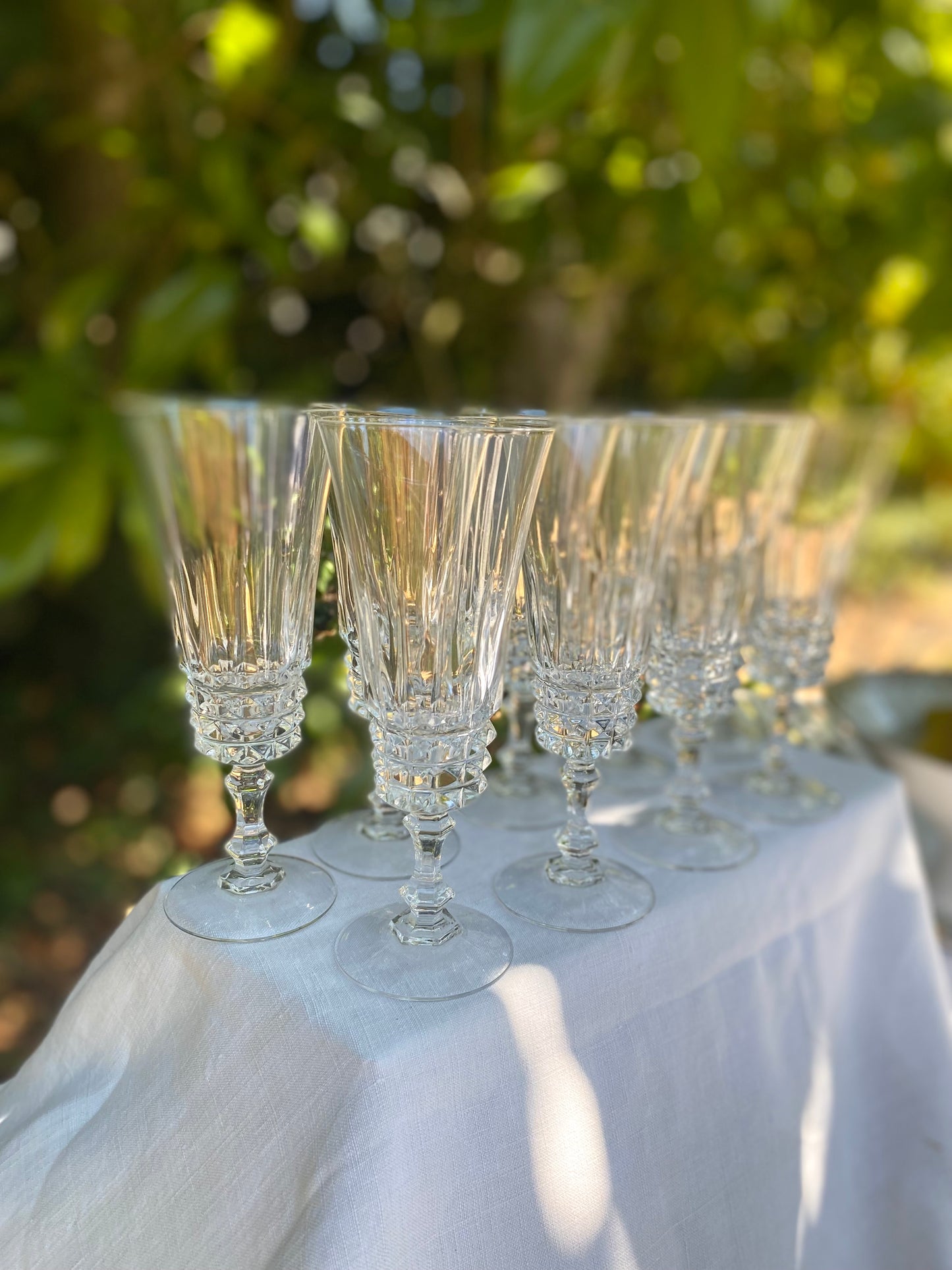Service de 9 flûtes à champagne en cristal taillé, motif diamant.