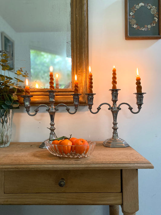 Paire de candélabres en métal argenté