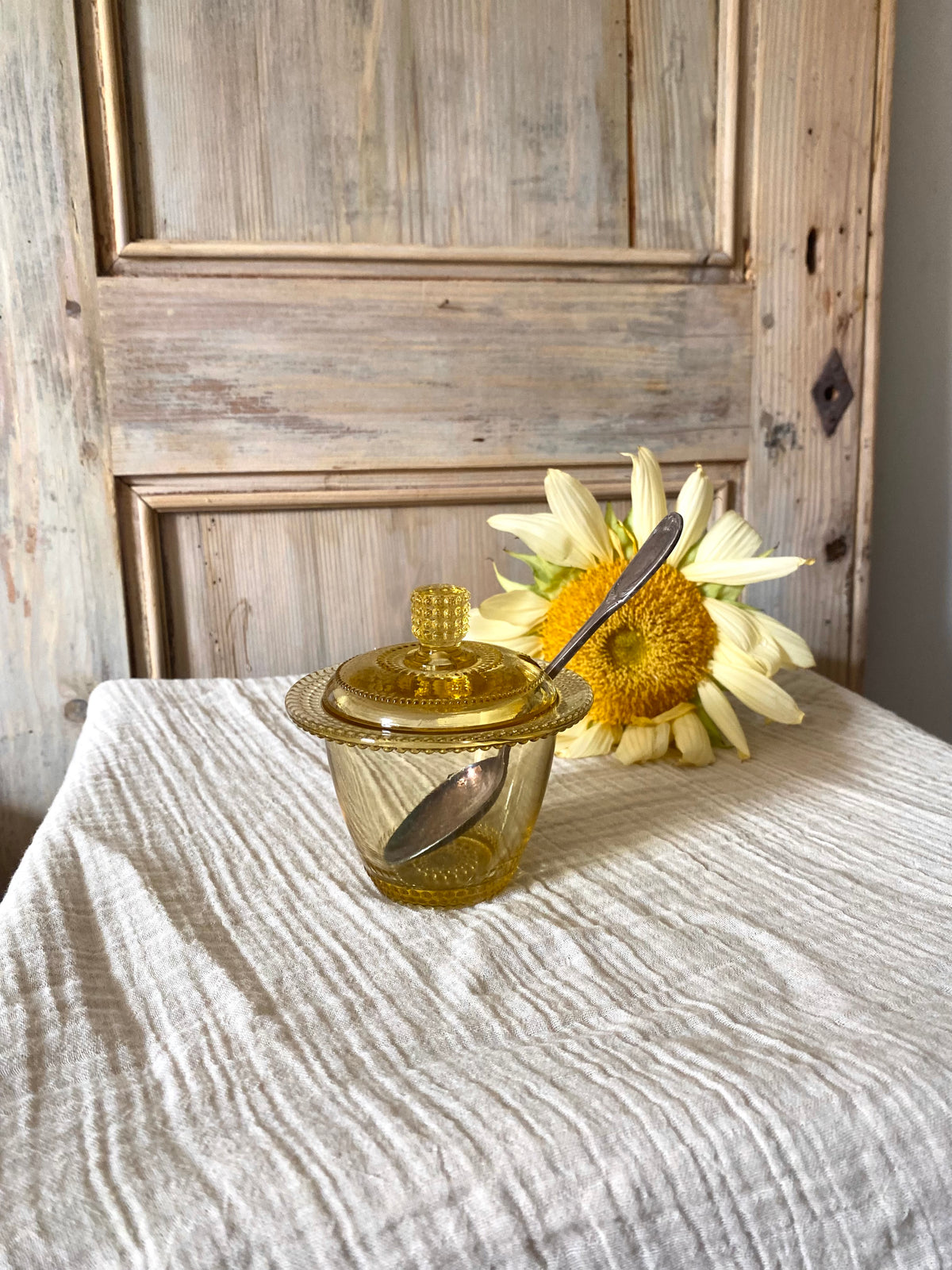 Pot à confiture en verre moulé ambré et sa cuillère, années 1940-1950