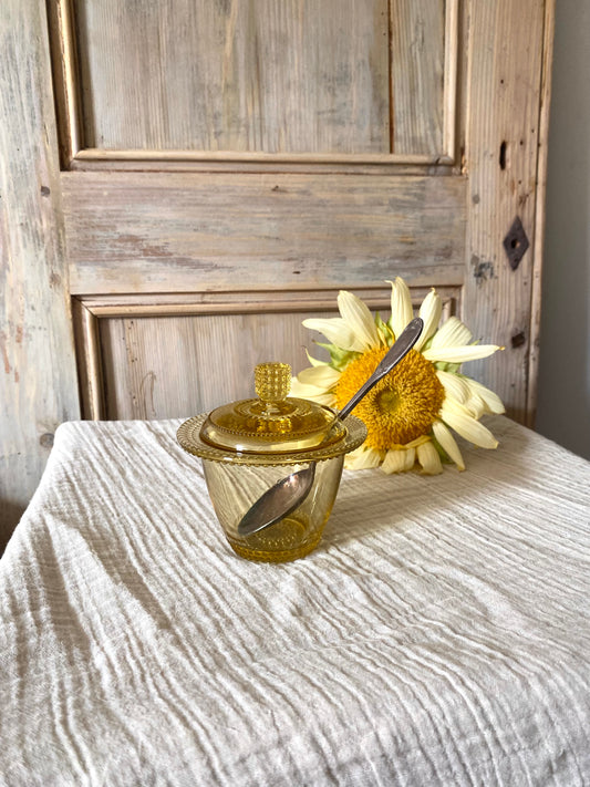 Pot à confiture en verre moulé ambré et sa cuillère, années 1940-1950