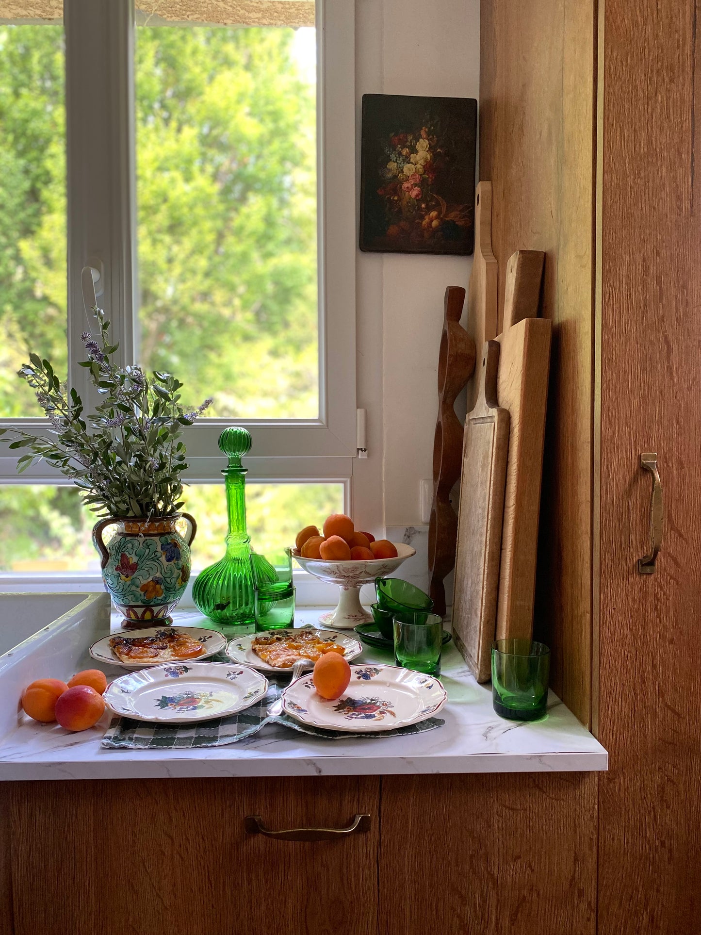Carafe en verre côtelé vert émeraude, bouchon boule