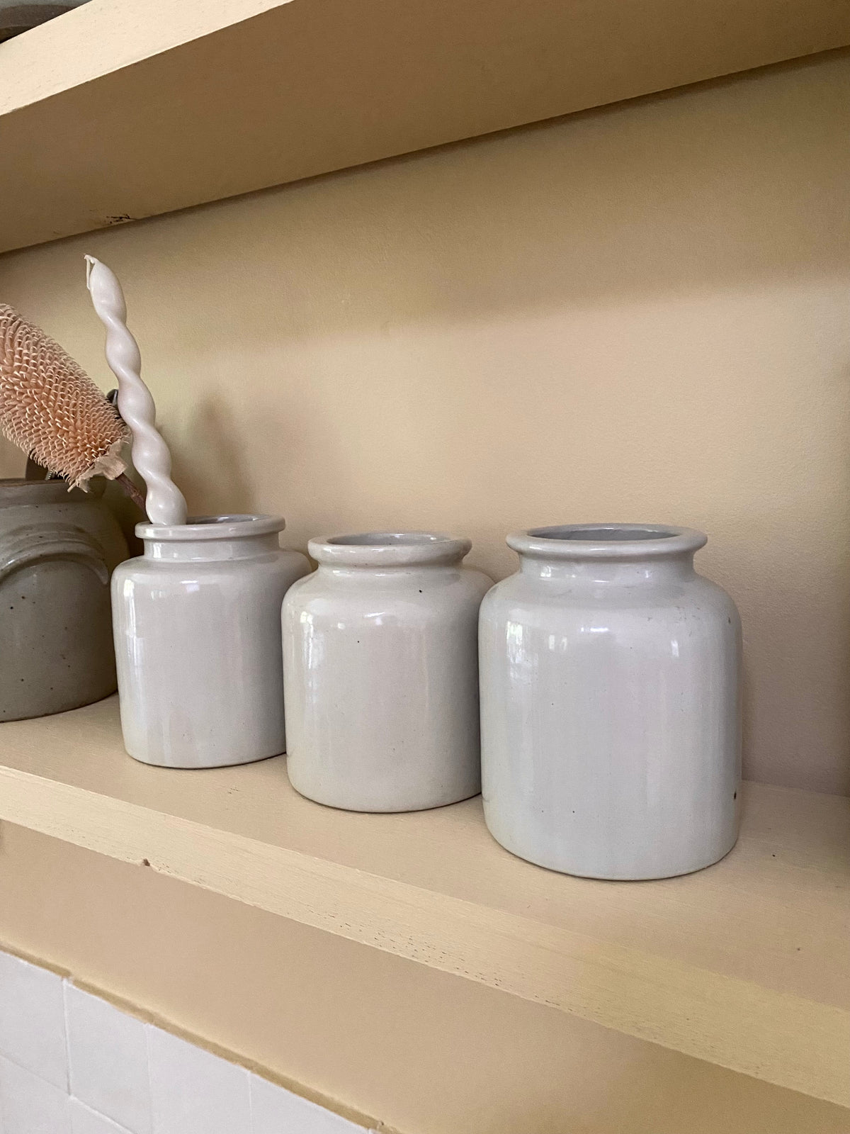 Lot de 3 pots à moutarde en grès émaillé blanc, début XXe