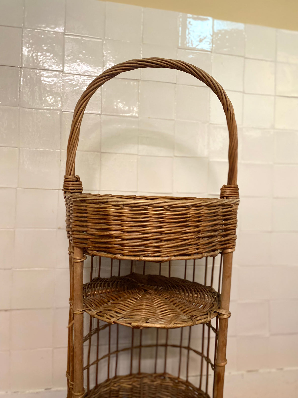 Panier en osier à trois niveaux avec anse haute, vintage