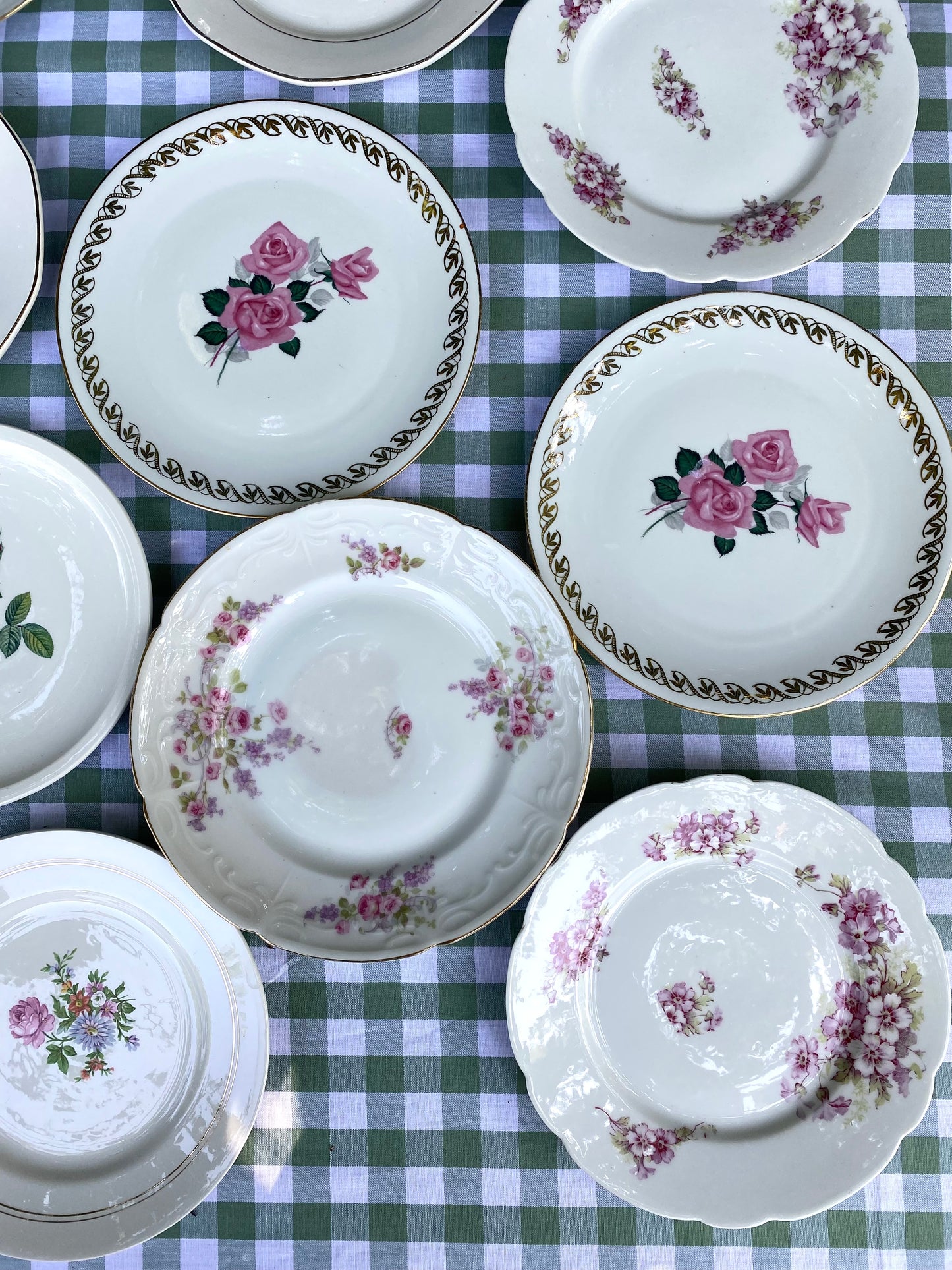 Lot de 12 assiettes anciennes en faïence dépareillées