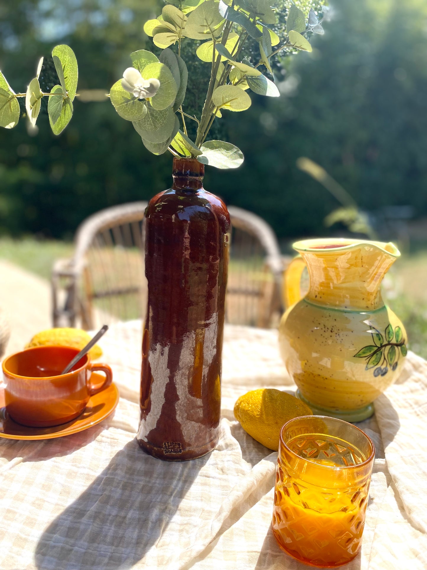 Bouteille ancienne en grès émaillé, glaçure brune coulante