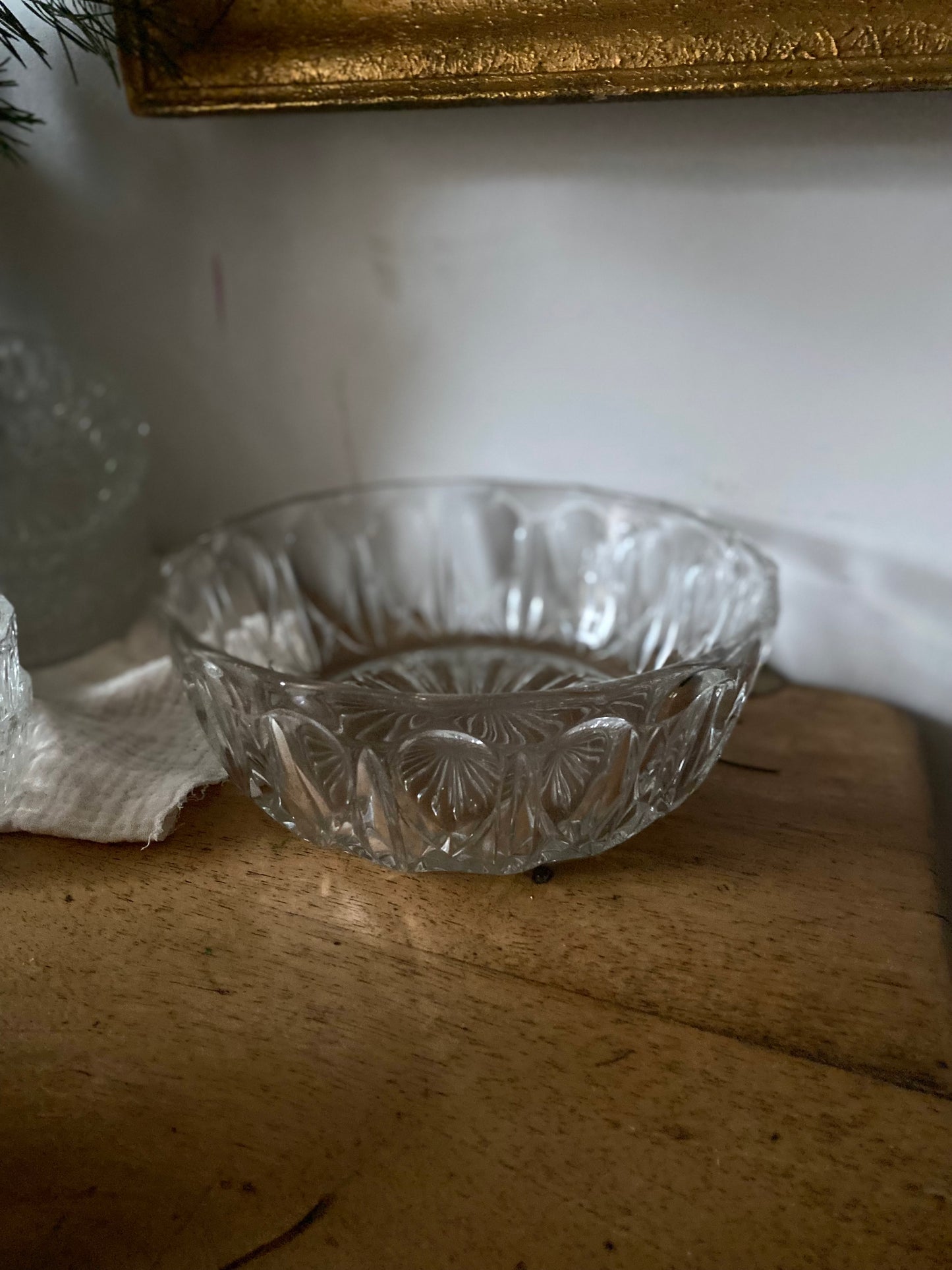 Saladier en verre ciselé et ses 8 ramequins