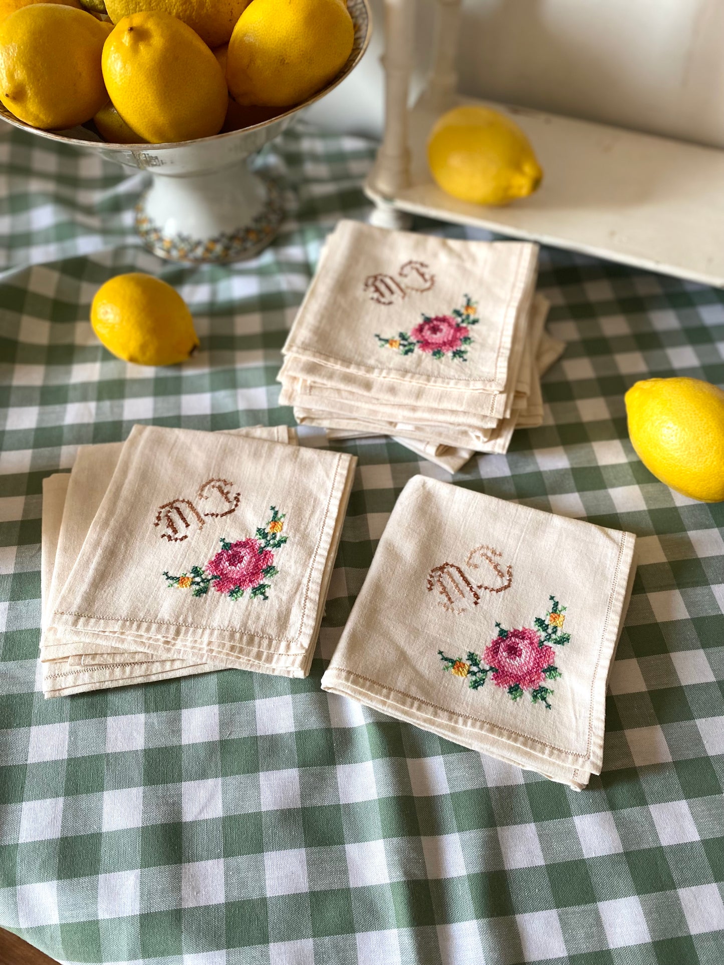 Douze serviettes anciennes brodées, monogramme fleuri
