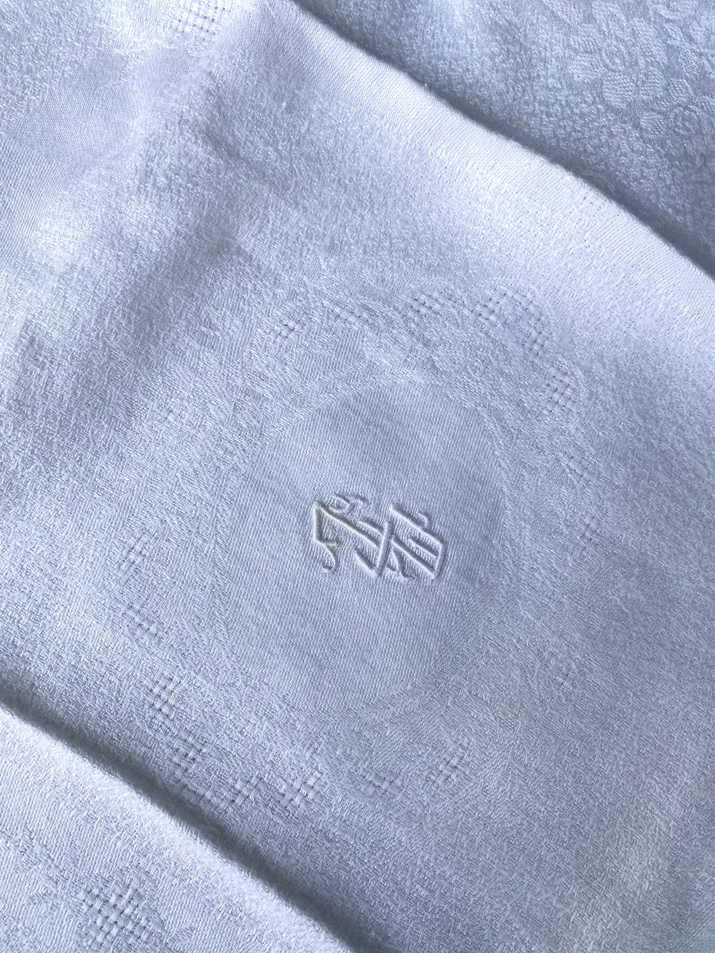 Service de table ancien en damassé blanc monogrammé début XXe siècle. Nappe 200x145 cm et 8 serviettes assorties